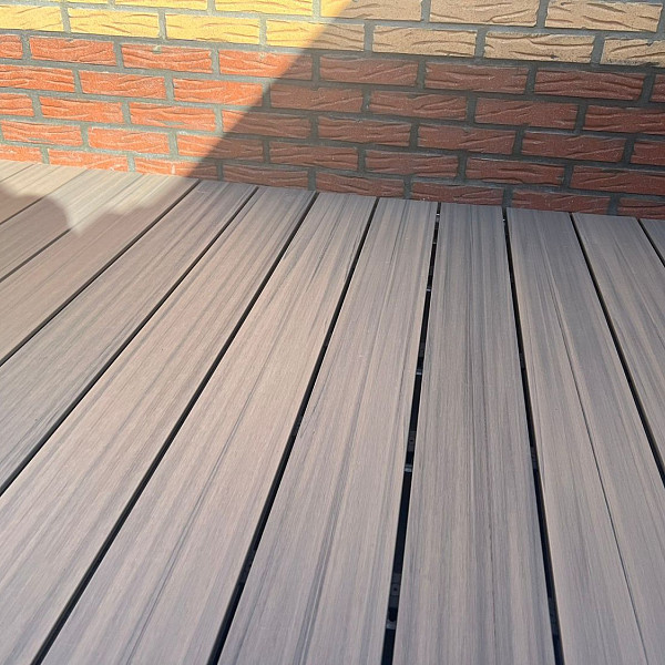 <h1><strong>Infinity GardenDeck</strong></h1><h4><strong>Een vlonder terras creëren met de prachtige look en feel van tropisch hardhout, maar met de voordelen van kunststof? Een terras die je veilig blootvoets kan betreden, zonder angst om uit te glijden en zonder angst voor splinters? De Infinity GardenDeck Vlonderplanken bieden uitkomst.</strong></h4><h4>Infinity GardenDeck is de nieuwste generatie kunststof vlonderplanken. Om dit product te maken wordt geen enkele boom speciaal gerooid en is daarmee een prachtig alternatief voor het steeds schaarser wordend tropisch hardhout. Daarnaast wordt het product machinaal gemaakt, zodat de kwaliteit constant is. Ten opzichte van hout zijn er geen knopen of draadverloop. De planken nemen nauwelijks vocht op en is daardoor niet onderhevig aan rot, splintering, kromtrekken of barsten.<br /><br />De kern van Infinity composiet is gemaakt uit een mix van kunststof en houtvezels. Deze kern wordt omhuld met een beschermlaag aan alle vier zijden en in elke groef. De beschermende kunststof omhulling biedt vele voordelen:</h4><ul>	<li>	<h4>In tegenstelling tot traditioneel composiet en hout geen splinters, scheuren en vervormingen (bij een juiste verwerking)</h4>	</li>	<li>	<h4>Natuurlijke uitstraling</h4>	</li>	<li>	<h4>Nauwelijks wateropname</h4>	</li>	<li>	<h4>Minder onderhoud</h4>	</li>	<li>	<h4>Kleurecht</h4>	</li>	<li>	<h4>Milieuvriendelijk (duurzaam, ecologisch en gemaakt van gerecycled materiaal)</h4>	</li></ul><h2><strong>Veilig vlonderterras</strong></h2><h4>Misschien wel het belangrijkste voordeel van deze vlonderplank: De delen zijn stroef! Waar houten vlonders gevaarlijk glad kunnen worden als het nat wordt, blijft bij Infinity GardenDeck de stroefheid behouden. En het kan nog wel eens regenen in Nederland! Een veilige gedachte dus.</h4><h2><strong>Kindvriendelijke vlonder</strong></h2><h4>Infinity GardenDeck vlonderplanken zijn splintervrij, hierdoor kun je gewoon met blote voeten over het terras lopen – of kruipen – zonder dat je bang hoeft te zijn voor splinters. Een zorgeloos terras voor iedereen.</h4><h2><strong>Onderhoudsvriendelijk & kleurbehoud</strong></h2><h4>Infinity GardenDeck terrasplanken zijn onderhoudsvriendelijk. Je hoeft je terras niet meer te lakken, beitsen, oliën en/of te schuren. Dit materiaal vergrijst niet. De Infinity Vlonderplank behoudt zijn kleur.</h4><h2><strong>Eenvoudige installatie</strong></h2><p>De terrasplanken kunnen gemakkelijk worden verwerkt en geplaatst met dezelfde werktuigen die normaal voor zacht hout worden ingezet. De planken laten zich zeer gemakkelijk en zuiver verzagen, frezen en boren.<br /><br />Wij adviseren bij montage gebruik te maken van onderbalken in hardhout. Met hardhouten gelamineerde liggers van 4,4x6,8 cm zorg je voor het beste resultaat. Een gelamineerd gevingerlaste ligger blijft zeer recht en kan niet torderen. Dat maakt ze bij uitstek geschikt als onderconstructie voor composiet vlonders. De regels altijd op zijn kant toepassen.</p><h4>De planken kunnen gemakkelijk op een verdoken manier worden bevestigd aan de composiet onderliggers met behulp van montageclips.<br /><br /><em>Jonk Tuintip: Volg altijd onze installatie handleiding voordat je begint met plaatsen.</em></h4>