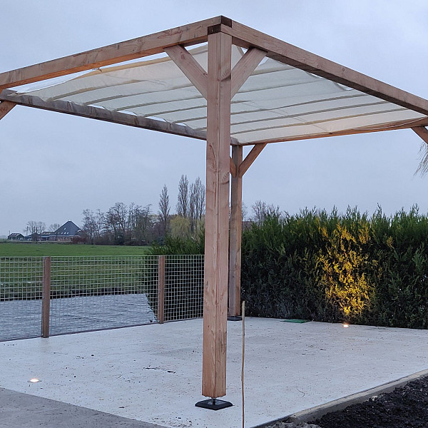 <p><strong>JWOODS Pergola</strong></p><p>Een sfeervolle houten pergola in je tuin voor een scherpe prijs? Ontdek de JWOODS Pergola. Laat je verrassen door de vele mogelijkheden en bouw razendsnel een JWOODS Doe Het Zelf Pergola.</p><p><strong>Sfeermaker in de tuin</strong></p><p>Een pergola van JWOODS hout blinkt uit in sfeer, veelzijdigheid en gemak. De pergola kan gemakkelijk worden uitgebreid met Solem zonwering of verlichting.</p><p><strong>Doe het zelf bouwpakket</strong></p><p>Het doe het zelf pakket wordt compleet geleverd bevestigingsmaterialen. Wil je exact weten waar het pakket uit bestaat? Scroll dan naar beneden voor de complete materialenlijst. De palen worden geleverd zonder inkeping, dat betekent dat je de palen zelf dient in te kopen volgens het verwerkingsvoorschrift</p><p><strong>Fundering Pergola</strong></p><p>Voor een solide constructie monteer je de palen op betonpoeren. Rondom de poeren stort je (snel)beton. De getoonde maten zijn de funderingsmaten. Betonpoeren zijn in verschillende uitvoeringen verkrijgbaar. Wij raden de betonpoer de luxe 18x18x50 van aan. Deze zitten niet standaard bij de Pergola.</p><p><strong>Onderhoud Pergola</strong></p><p>Een JWOODS Pergola behoeft weinig onderhoud. Echter raden wij aan om het hout te behandelen met de producten van Hermadix. Voordelen:</p><ul>	<li>​​​​​​​Verlengt de levensduur van het hout</li>	<li>Beschermt het hout tegen krimpen, zwellen, kromtrekken en scheuren door uitdroging en vocht</li>	<li>Behoudt de mooie kleur en gaat het natuurlijke vergrijzingsproces tegen</li>	<li>Beschermt het hout tegen UV-straling, vocht, schimmels en houtrot</li></ul><p>Zit jouw ideale pergola niet bij de collectie? Neem gerust contact op, we helpen je graag verder.</p>