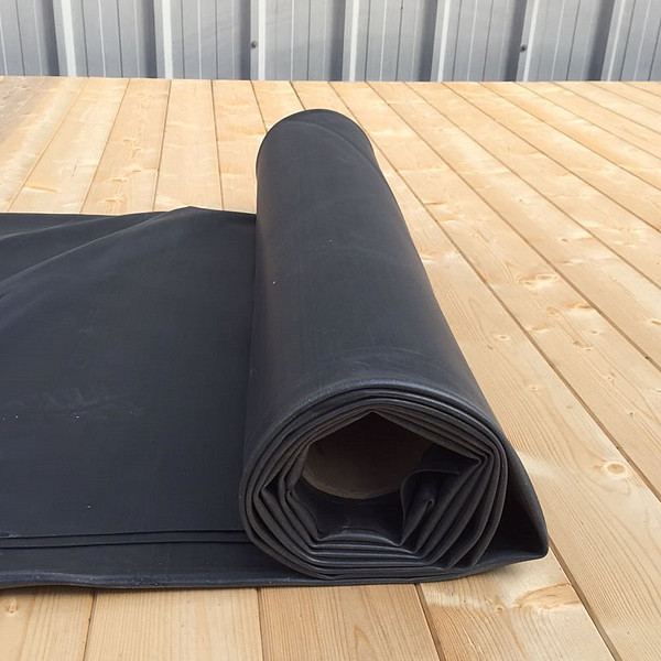 <p>Vliegvuurbestendige ongewapende EPDM folie voor alle daken met uitzondering ongeballast in combinatie met polystyreen isolatie. EPDM LSFR folie is vliegvuurbestendig en zonder open vuur verwerkbaar (verlijming of mechanische bevestiging). De verwerking van EPDM LSFR folie voldoet hierdoor aan de NEN 6050 (Brandveilig detailleren op daken).</p><p><strong>Toepassing</strong></p><p>EPDM LSFR folie wordt toegepast als waterafdichting voor terrasoverkappingen, buitenverblijven, daken, dakkapellen, garagedaken, carports, erkers, aanbouwen enz.</p><p><strong>Verwerking</strong></p><p>• Controleer of de ondergrond vlak en schoon is.<br />• Controleer of ondergrond geschikt is voor de verlijming.<br />• De EPDM folie wordt los op de ondergrond aangebracht.<br />• De folie ca. 20 minuten laten ademen en vervolgens goed leggen.<br />• De EPDM folie voor de helft terug vouwen.<br />• Zowel de ondergrond als de folie volledig voorzien van E225 spraybond.<br />• Wacht tot de lijm droog is.<br />• De folie spanningsloos en plooivrij terugrollen in de aangebrachte lijm en volledig aandrukken middels een grove bezem (advies: vanuit het midden naar buiten vegen).<br />• De EPDM folie langs de dakranden en opstanden altijd volledig (tweezijdig) verlijmen met E225 spraybond.<br />• Altijd kimfixatie toepassen</p><p><strong>Opmerkingen:</strong></p><p>Verlijming is mogelijk op hout, staal, beton, oude bitumineuze dakbedekking (bitumen ouder dan 3 jaar, niet op teerhoudende dakbedekking) en op bitumen gecacheerde isolatieplaten.</p><p><strong>Inhoud pakket:</strong></p><p><br />* EPDM 1,14 mm LSFR.<br />* EPDM contactlijm in blik, hoeveelheid varieert per pakket.<br />* 1 EPDM stadsuitloop 60x80 mm met EPDM slabbe.<br />* 1 koker MS polymeer lijm-kit t.b.v. inwerken doorvoer.<br />* verwerkingsvoorschriften.</p><p>Bij het pakket EPDM Folie word altijd met 20 cm overstek gerekenent.</p>