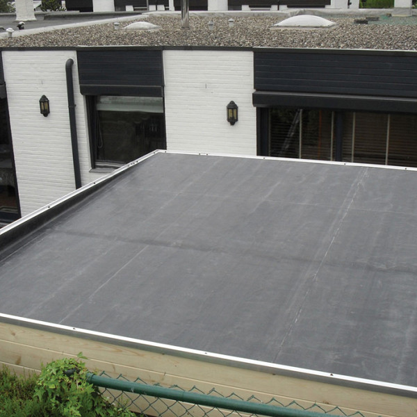 <p>Vliegvuurbestendige ongewapende EPDM folie voor alle daken met uitzondering ongeballast in combinatie met polystyreen isolatie. EPDM LSFR folie is vliegvuurbestendig en zonder open vuur verwerkbaar (verlijming of mechanische bevestiging). De verwerking van EPDM LSFR folie voldoet hierdoor aan de NEN 6050 (Brandveilig detailleren op daken).</p><p><strong>Toepassing</strong></p><p>EPDM LSFR folie wordt toegepast als waterafdichting voor terrasoverkappingen, buitenverblijven, daken, dakkapellen, garagedaken, carports, erkers, aanbouwen enz.</p><p><strong>Verwerking</strong></p><p>• Controleer of de ondergrond vlak en schoon is.<br />• Controleer of ondergrond geschikt is voor de verlijming.<br />• De EPDM folie wordt los op de ondergrond aangebracht.<br />• De folie ca. 20 minuten laten ademen en vervolgens goed leggen.<br />• De EPDM folie voor de helft terug vouwen.<br />• Zowel de ondergrond als de folie volledig voorzien van E225 spraybond.<br />• Wacht tot de lijm droog is.<br />• De folie spanningsloos en plooivrij terugrollen in de aangebrachte lijm en volledig aandrukken middels een grove bezem (advies: vanuit het midden naar buiten vegen).<br />• De EPDM folie langs de dakranden en opstanden altijd volledig (tweezijdig) verlijmen met E225 spraybond.<br />• Altijd kimfixatie toepassen</p><p><strong>Opmerkingen:</strong></p><p>Verlijming is mogelijk op hout, staal, beton, oude bitumineuze dakbedekking (bitumen ouder dan 3 jaar, niet op teerhoudende dakbedekking) en op bitumen gecacheerde isolatieplaten.</p><p><strong>Inhoud pakket:</strong></p><p><br />* EPDM 1,14 mm LSFR.<br />* EPDM contactlijm in blik, hoeveelheid varieert per pakket.<br />* 1 EPDM stadsuitloop 60x80 mm met EPDM slabbe.<br />* 1 koker MS polymeer lijm-kit t.b.v. inwerken doorvoer.<br />* verwerkingsvoorschriften.</p><p>Bij het pakket EPDM Folie word altijd met 20 cm overstek gerekenent.</p>