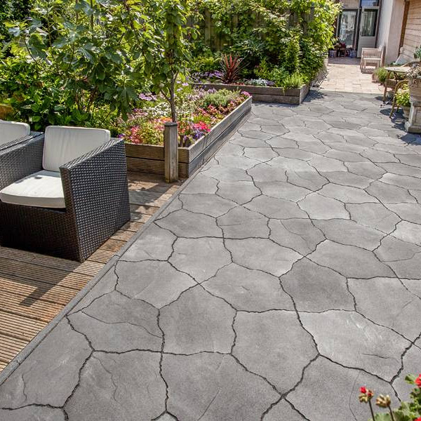 <h1><strong>GeoArdesia Alivo</strong></h1><p>Een terras maken met het uiterlijk van natuursteen flagstones is kinderspel geworden met de GeoArdesia Alivo. Het innovatieve design laat je bestrating enorm gevarieerd lijken, maar is door zijn unieke vorm met gemak te leggen. De tegel bestaat slechts uit één vorm. Een echte aanrader voor de klassieke en romantische tuin.<br /><br />De natuurlijke uitstraling van deze serie wordt verkregen door een buitengewoon oppervlaktestructuur, dat sterk aan leisteen doet denken. Bovendien is de steen voorzien van Footcomfort® waardoor deze buitengewoon comfortabel is voor grote en kleine blote voeten!</p><h2><strong>Kristaleffect</strong></h2><p>Door toevoeging van een speciaal glinsterzand in het oppervlak ontstaat een karakteristiek ogend, licht veredeld kristaleffect. Door het subtiele gebruik van deze speciale, glinsterende deeltjes hebben de tegels een buitengewone en niet te evenaren charme.</p><h2><strong>Leisteenreliëf</strong></h2><p>‘Ardesia’ is italiaans voor ‘leisteen’. De fijn gestructureerde oppervlakte bevat een zeer licht golvend, variërend profiel, gelijkend aan een echte leisteen, hetgeen in het bijzonder naar voren komt bij zonweerspiegeling. Het leisteenreliëf is zo nauwkeurig nagebootst dat het nauwelijks te onderscheiden is als dat van echte leisteen flagstones.</p><h2><strong>Onderhoudsvriendelijk</strong></h2><p>De kwaliteitstegels zijn met een exclusieve, transparante bescherming afgewerkt. Deze Protection Plus factor 25 beschermt de tegels tegen vervuiling en verontreiniging. Tijdens productie van de tegels wordt er een transparante dubbele beschermlaag aangebracht, zodat de poriën van de toplaag praktisch gesloten worden. Dit gebeurt direct na productie. Vervuiling hou je in weer en wind natuurlijk nooit tegen. Protection plus factor 25 maakt dat het schoonmaken een stuk minder vervelend en tijdrovend wordt. Vlekken zijn gemakkelijker te verwijderen omdat vloeistoffen op het oppervlak blijven staan en niet in de steen dringen. Als een schild houdt de behandelde tegel diverse vloeistoffen tegen. Belangrijk: organisch vuil (bijvoorbeeld bladeren en vogelpoep) op de tegels dien je frequent te verwijderen. Zelfs al is de tegel zo goed beschermd, er zal vlekvorming ontstaan als je niet met regelmaat organisch vuil van de tegels verwijderd.</p><h2><strong>Geosteen®</strong></h2><p>Geosteen staat voor sierbestrating met een hoogwaardige toplaag. Aan de basis staat een oersterke betonnen ondertegel van gerecyclede materialen. Hier wordt een toplaag in geperst van hoogwaardige natuurlijke granulaten. Dit draagt ertoe bij dat, ten opzichte van bijvoorbeeld betontegels die op kleur zijn gemaakt d.m.v. kleurstoffen, de tegels over langere termijn mooi blijven. Dit uit zich in betere kleurechtheid, betere slijtvastheid, een natuurlijke uitstraling en betere duurzaamheid.</p><h2><strong>Voegen</strong></h2><p>De voegen tussen de GeoAlivo zijn groter dan bij andere GeoSteen, waardoor standaard al WS voegmortel toegepast kan worden. Het verbruik is circa 3,2 kg per m2.</p>