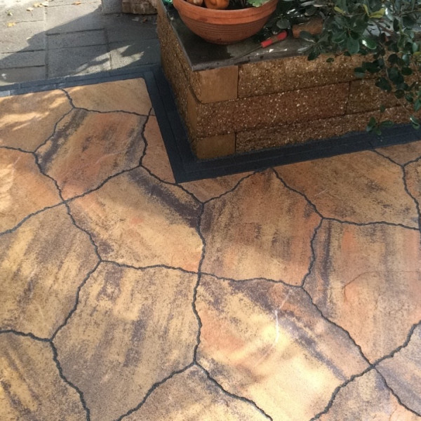 <h1><strong>GeoArdesia Alivo</strong></h1><p>Een terras maken met het uiterlijk van natuursteen flagstones is kinderspel geworden met de GeoArdesia Alivo. Het innovatieve design laat je bestrating enorm gevarieerd lijken, maar is door zijn unieke vorm met gemak te leggen. De tegel bestaat slechts uit één vorm. Een echte aanrader voor de klassieke en romantische tuin.<br /><br />De natuurlijke uitstraling van deze serie wordt verkregen door een buitengewoon oppervlaktestructuur, dat sterk aan leisteen doet denken. Bovendien is de steen voorzien van Footcomfort® waardoor deze buitengewoon comfortabel is voor grote en kleine blote voeten!</p><h2><strong>Kristaleffect</strong></h2><p>Door toevoeging van een speciaal glinsterzand in het oppervlak ontstaat een karakteristiek ogend, licht veredeld kristaleffect. Door het subtiele gebruik van deze speciale, glinsterende deeltjes hebben de tegels een buitengewone en niet te evenaren charme.</p><h2><strong>Leisteenreliëf</strong></h2><p>‘Ardesia’ is italiaans voor ‘leisteen’. De fijn gestructureerde oppervlakte bevat een zeer licht golvend, variërend profiel, gelijkend aan een echte leisteen, hetgeen in het bijzonder naar voren komt bij zonweerspiegeling. Het leisteenreliëf is zo nauwkeurig nagebootst dat het nauwelijks te onderscheiden is als dat van echte leisteen flagstones.</p><h2><strong>Onderhoudsvriendelijk</strong></h2><p>De kwaliteitstegels zijn met een exclusieve, transparante bescherming afgewerkt. Deze Protection Plus factor 25 beschermt de tegels tegen vervuiling en verontreiniging. Tijdens productie van de tegels wordt er een transparante dubbele beschermlaag aangebracht, zodat de poriën van de toplaag praktisch gesloten worden. Dit gebeurt direct na productie. Vervuiling hou je in weer en wind natuurlijk nooit tegen. Protection plus factor 25 maakt dat het schoonmaken een stuk minder vervelend en tijdrovend wordt. Vlekken zijn gemakkelijker te verwijderen omdat vloeistoffen op het oppervlak blijven staan en niet in de steen dringen. Als een schild houdt de behandelde tegel diverse vloeistoffen tegen. Belangrijk: organisch vuil (bijvoorbeeld bladeren en vogelpoep) op de tegels dien je frequent te verwijderen. Zelfs al is de tegel zo goed beschermd, er zal vlekvorming ontstaan als je niet met regelmaat organisch vuil van de tegels verwijderd.</p><h2><strong>Geosteen®</strong></h2><p>Geosteen staat voor sierbestrating met een hoogwaardige toplaag. Aan de basis staat een oersterke betonnen ondertegel van gerecyclede materialen. Hier wordt een toplaag in geperst van hoogwaardige natuurlijke granulaten. Dit draagt ertoe bij dat, ten opzichte van bijvoorbeeld betontegels die op kleur zijn gemaakt d.m.v. kleurstoffen, de tegels over langere termijn mooi blijven. Dit uit zich in betere kleurechtheid, betere slijtvastheid, een natuurlijke uitstraling en betere duurzaamheid.</p><h2><strong>Voegen</strong></h2><p>De voegen tussen de GeoAlivo zijn groter dan bij andere GeoSteen, waardoor standaard al WS voegmortel toegepast kan worden. Het verbruik is circa 3,2 kg per m2.</p>