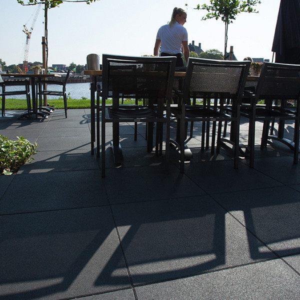 <p><strong>Betontegels met toplaag van natuursteen</strong></p><p>Geocolor 3.0 combineert de goede eigenschappen van beton en natuursteen: sterk en maatvast als beton, mooi en kleurecht als natuursteen. De toplaag van gebroken natuursteensplit houdt tot in lengte van jaren een fraaie kleur. GeoColor 3.0 is niet alleen stoer en robuust, maar ook uiterst fijn en onderhoudsvriendelijk!</p><p><strong>Gestructureerd</strong></p><p>De toplaag van de GeoColor 3.0 tegel is gestructureerd en bestaat een een fijne gradatie van natuurlijke granulaten. Het materiaal wordt heel fijn gewassen, gelucideerd en daarna voorzien van Protection Plus factor 30. De natuurlijke, kleurechte toplaag oogt stoer maar ook heel natuurlijk. Ondanks zijn robuuste voorkomen is de tegel zacht voor grote en kleine voeten door een unieke ‘borstel nabewerking’.</p><p><strong>Oppervlakbehandeling</strong></p><p>Tijdens het procedé wordt de deklaag van de GeoColor tegels zorgvuldig nabehandeld: het materiaal wordt heel fijn gewassen, gelucideerd en daarna nog eens voorzien van Protection Plus factor 30. Deze Protection Plus factor 30 beschermt de tegels tegen vervuiling en verontreiniging. Tijdens productie van de tegels wordt er een transparante dubbele beschermlaag aangebracht, zodat de poriën van de toplaag praktisch gesloten worden. Dit gebeurt direct na productie. Na 24 uur wordt er over de toplaag nog een beschermlaag aangebracht, waardoor de tegel nog beter verdicht is en de kleur nog beter tot uiting komt.<br />Vervuiling hou je in weer en wind natuurlijk nooit tegen. Protection plus factor 30 maakt dat het schoonmaken een stuk minder vervelend en tijdrovend wordt. Vlekken zijn gemakkelijker te verwijderen omdat vloeistoffen op het oppervlak blijven staan en niet in de steen dringen. Als een schild houdt de behandelde tegel diverse vloeistoffen tegen. Belangrijk: organisch vuil (bijvoorbeeld bladeren en vogelpoep) op de tegels dien je frequent te verwijderen. Zelfs al is de tegel zo goed beschermd, er zal vlekvorming ontstaan als je niet met regelmaat organisch vuil van de tegels verwijderd.</p><p><strong>Geosteen®</strong></p><p>Geosteen staat voor sierbestrating met een hoogwaardige toplaag. Aan de basis staat een oersterke betonnen ondertegel van gerecyclede materialen. Hier wordt een toplaag in geperst van hoogwaardige natuurlijke granulaten. Dit draagt ertoe bij dat, ten opzichte van bijvoorbeeld betontegels die op kleur zijn gemaakt d.m.v. kleurstoffen, de tegels over langere termijn mooi blijven. Dit uit zich in betere kleurechtheid, betere slijtvastheid, een natuurlijke uitstraling en betere duurzaamheid.</p>