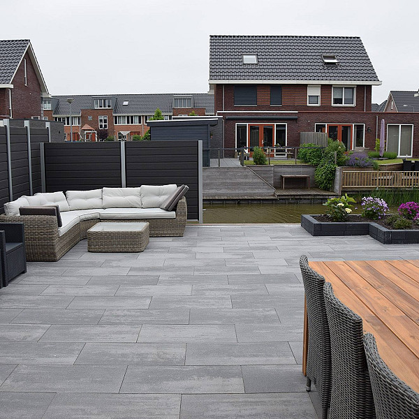 <h1><strong>CA. 3.6 m2 op voorraad in edam<br /><br />Betontegels met toplaag van natuursteen</strong></h1><p>Geocolor 3.0 combineert de goede eigenschappen van beton en natuursteen: sterk en maatvast als beton, mooi en kleurecht als natuursteen. De toplaag van gebroken natuursteensplit houdt tot in lengte van jaren een fraaie kleur. GeoColor 3.0 is niet alleen stoer en robuust, maar ook uiterst fijn en onderhoudsvriendelijk!</p><h2><strong>Gestructureerd</strong></h2><p>De toplaag van de GeoColor 3.0 tegel is gestructureerd en bestaat een een fijne gradatie van natuurlijke granulaten. Het materiaal wordt heel fijn gewassen, gelucideerd en daarna voorzien van Protection Plus factor 30. De natuurlijke, kleurechte toplaag oogt stoer maar ook heel natuurlijk. Ondanks zijn robuuste voorkomen is de tegel zacht voor grote en kleine voeten door een unieke ‘borstel nabewerking’.</p><h2><strong>Oppervlakbehandeling</strong></h2><p>Tijdens het procedé wordt de deklaag van de GeoColor tegels zorgvuldig nabehandeld: het materiaal wordt heel fijn gewassen, gelucideerd en daarna nog eens voorzien van Protection Plus factor 30. Deze Protection Plus factor 30 beschermt de tegels tegen vervuiling en verontreiniging. Tijdens productie van de tegels wordt er een transparante dubbele beschermlaag aangebracht, zodat de poriën van de toplaag praktisch gesloten worden. Dit gebeurt direct na productie. Na 24 uur wordt er over de toplaag nog een beschermlaag aangebracht, waardoor de tegel nog beter verdicht is en de kleur nog beter tot uiting komt.<br />Vervuiling hou je in weer en wind natuurlijk nooit tegen. Protection plus factor 30 maakt dat het schoonmaken een stuk minder vervelend en tijdrovend wordt. Vlekken zijn gemakkelijker te verwijderen omdat vloeistoffen op het oppervlak blijven staan en niet in de steen dringen. Als een schild houdt de behandelde tegel diverse vloeistoffen tegen. Belangrijk: organisch vuil (bijvoorbeeld bladeren en vogelpoep) op de tegels dien je frequent te verwijderen. Zelfs al is de tegel zo goed beschermd, er zal vlekvorming ontstaan als je niet met regelmaat organisch vuil van de tegels verwijderd.</p><h2><strong>Geosteen®</strong></h2><p>Geosteen staat voor sierbestrating met een hoogwaardige toplaag. Aan de basis staat een oersterke betonnen ondertegel van gerecyclede materialen. Hier wordt een toplaag in geperst van hoogwaardige natuurlijke granulaten. Dit draagt ertoe bij dat, ten opzichte van bijvoorbeeld betontegels die op kleur zijn gemaakt d.m.v. kleurstoffen, de tegels over langere termijn mooi blijven. Dit uit zich in betere kleurechtheid, betere slijtvastheid, een natuurlijke uitstraling en betere duurzaamheid.</p>