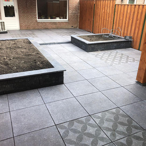 <h1><strong>GeoProArte Design</strong></h1><p>De look van hardsteen past in vrijwel elke tuin. Klassiek of juist modern, het past altijd. Het tijdloze design in de basiskleuren Dark en Light straalt elegantie en luxe uit. Voor een speels accent is een combinatie met de serie Flowers mogelijk. Hierdoor geef je een moderne twist mee aan een terras met een solide en natuurlijke stonelook. Uniek is ook het formaat 30x20x6 wat bijvoorbeeld uw oprit een uiterst luxe uitstraling kan geven.</p><h2><strong>Tegels met digitale toplaag</strong></h2><p>Het uiterlijk van sierbestrating zal nooit meer vanzelfsprekend zijn. GeoProArte® gaat de verwachtingen die je van sierbestrating hebt transformeren.  Deze sierbestratingscategorie maakt levensechte designs mogelijk dankzij een innovatieve, digitale toplaag. Daarbij is de hele range aan tegels veelzijdig toepasbaar dankzij de oersterke betonnen drager. GeoProArte® tegels zijn duurzaam en onderhoudsvriendelijk dankzij de unieke verzegeling met Factor 90: de ultieme designtegel van de toekomst!</p><h2><strong>Tegels met beschermlaag</strong></h2><p>Een belangrijk onderdeel van een GeoProArte® is de onberispelijke kwaliteit en het onderhoudsgemak. Daar ligt dan ook een groot deel van deze tegelserie: Het duurzaam beschermen van de designs middels Protection Plus Factor 90. Deze 4-voudige beschermlaag vereeuwigt elk ontwerp en maakt de tegels bestendiger. Zo zijn ze beschermd tegen alle weersomstandigheden en maken vloeistoffen, vetten en zuren nagenoeg geen kans een blijvende indruk achter te laten. De hele range van GeoProArte® is hierdoor ook nog eens eenvoudig te reinigen terwijl deze welhaast ongevoelig is voor verkleuringen. Deze verzegeling loopt onzichtbaar mee met de kwaliteit van de designs.</p><h2><strong>Designtegels</strong></h2><p>GeoProArte® is een innovatieve sierbestratingscategorie op zichzelf. Nieuwe technieken stellen ons in staat te ontwerpen op een manier die eerder niet mogelijk was. Levensechte nuances en eigenheden die ontsprongen zijn aan de natuur, kunnen wij nu duurzaam verbinden met onze solide tuintegels. Zo biedt de huidige range een aantal niet van echt te onderscheiden natuurlooks zoals die van hout-, quartz- en hardsteen. Maar ook uitgesproken (industriële), authentieke looks en zelfs gevarieerde mozaïek designs. De digitale toplaag bindt zich prachtig met de betonnen textuur en het onderscheid tussen digitaal en 'echt' behoort tot het verleden.</p>