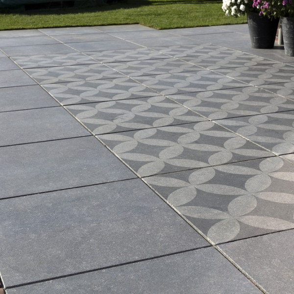 <h1><strong>GeoProArte Design</strong></h1><p>De look van hardsteen past in vrijwel elke tuin. Klassiek of juist modern, het past altijd. Het tijdloze design in de basiskleuren Dark en Light straalt elegantie en luxe uit. Voor een speels accent is een combinatie met de serie Flowers mogelijk. Hierdoor geef je een moderne twist mee aan een terras met een solide en natuurlijke stonelook. Uniek is ook het formaat 30x20x6 wat bijvoorbeeld uw oprit een uiterst luxe uitstraling kan geven.</p><h2><strong>Tegels met digitale toplaag</strong></h2><p>Het uiterlijk van sierbestrating zal nooit meer vanzelfsprekend zijn. GeoProArte® gaat de verwachtingen die je van sierbestrating hebt transformeren.  Deze sierbestratingscategorie maakt levensechte designs mogelijk dankzij een innovatieve, digitale toplaag. Daarbij is de hele range aan tegels veelzijdig toepasbaar dankzij de oersterke betonnen drager. GeoProArte® tegels zijn duurzaam en onderhoudsvriendelijk dankzij de unieke verzegeling met Factor 90: de ultieme designtegel van de toekomst!</p><h2><strong>Tegels met beschermlaag</strong></h2><p>Een belangrijk onderdeel van een GeoProArte® is de onberispelijke kwaliteit en het onderhoudsgemak. Daar ligt dan ook een groot deel van deze tegelserie: Het duurzaam beschermen van de designs middels Protection Plus Factor 90. Deze 4-voudige beschermlaag vereeuwigt elk ontwerp en maakt de tegels bestendiger. Zo zijn ze beschermd tegen alle weersomstandigheden en maken vloeistoffen, vetten en zuren nagenoeg geen kans een blijvende indruk achter te laten. De hele range van GeoProArte® is hierdoor ook nog eens eenvoudig te reinigen terwijl deze welhaast ongevoelig is voor verkleuringen. Deze verzegeling loopt onzichtbaar mee met de kwaliteit van de designs.</p><h2><strong>Designtegels</strong></h2><p>GeoProArte® is een innovatieve sierbestratingscategorie op zichzelf. Nieuwe technieken stellen ons in staat te ontwerpen op een manier die eerder niet mogelijk was. Levensechte nuances en eigenheden die ontsprongen zijn aan de natuur, kunnen wij nu duurzaam verbinden met onze solide tuintegels. Zo biedt de huidige range een aantal niet van echt te onderscheiden natuurlooks zoals die van hout-, quartz- en hardsteen. Maar ook uitgesproken (industriële), authentieke looks en zelfs gevarieerde mozaïek designs. De digitale toplaag bindt zich prachtig met de betonnen textuur en het onderscheid tussen digitaal en 'echt' behoort tot het verleden.</p>