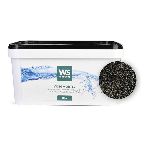 <h1><strong>Voegmortel</strong></h1><p>WS Voegmortel is kant en klare voegmortel welke gebruikt kan worden voor het invoegen van diverse bestratingen met een voegbreedte van minimaal 5 mm (max. 8 mm) en welke niet door gemotoriseerd verkeer worden belast. De voegmortel is poreus met een grove korrel, wat zorgt voor een goede waterdoorlatendheid.<br /><br />Voor WS voegmortel is een minimale voegdiepte nodig van 30 mm. De voeg is water- en luchtdoorlatend en hardt uit door de zuurstof in de lucht. De voegmortel is eenvoudig met water te verwerken en te verkrijgen in de kleuren steengrijs en basalt.</p><p><strong>Verwerking</strong></p><p>De te voegen oppervlakte dient van te voren kletsnat te worden gemaakt. Hierdoor wordt het zuigeffect van de steen gereduceerd en het ontstaan van de glansfilm (bijna) volledig vermeden. Daarna de voegmortel op de nat gemaakte oppervlakte aanbrengen en met een trekker (of bezem) intensief in de voegen verwerken. Tussentijds veel water gebruiken om de voegen goed te verdichten en verdamping van het water te voorkomen. De mortel aandrukken met een voegspijker, met de hand (gebruik wel handschoenen) of voegenroller. Vervolgens het oppervlakte opnieuw en op dezelfde manier invoegen.<br /><br />Aan de oppervlakte achtergebleven mortelresten na ca. 5 minuten met een half harde bezem diagonaal ten opzichte van de bestrating volledig verwijderen. Deze resten mogen NIET meer in de nog open voegen aangebracht worden. Als laatste wordt, met een zachte waterstraal (op ca. 25 cm afstand), het oppervlakte afgespoeld. Daardoor verdicht het materiaal zich automatisch van zelf. De nog achtergebleven restanten van het oppervlak vegen. Het eventueel achtergebleven microfijne filmlaagje zal door UV-licht en weersinvloeden afgebroken worden.<br /><br />Bij de verwerking adviseren wij u beschermende kleding te dragen. Voegmortel buiten het bereik van kinderen houden.</p><p>Opmerking: De voegmortel kan bij zeer poreuze bestratingsmaterialen zorgen voor een onregelmatige kleurverdieping. Bij twijfel adviseren wij u van te voren een test uit te voeren op het materiaal.</p>