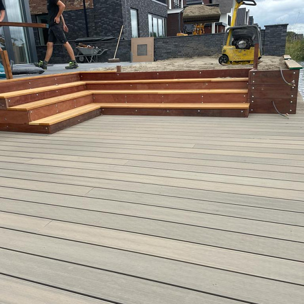 <h1><strong>Infinity GardenDeck</strong></h1><h4><strong>Een vlonder terras creëren met de prachtige look en feel van tropisch hardhout, maar met de voordelen van kunststof? Een terras die je veilig blootvoets kan betreden, zonder angst om uit te glijden en zonder angst voor splinters? De Infinity GardenDeck Vlonderplanken bieden uitkomst.</strong></h4><h4>Infinity GardenDeck is de nieuwste generatie kunststof vlonderplanken. Om dit product te maken wordt geen enkele boom speciaal gerooid en is daarmee een prachtig alternatief voor het steeds schaarser wordend tropisch hardhout. Daarnaast wordt het product machinaal gemaakt, zodat de kwaliteit constant is. Ten opzichte van hout zijn er geen knopen of draadverloop. De planken nemen nauwelijks vocht op en is daardoor niet onderhevig aan rot, splintering, kromtrekken of barsten.<br /><br />De kern van Infinity composiet is gemaakt uit een mix van kunststof en houtvezels. Deze kern wordt omhuld met een beschermlaag aan alle vier zijden en in elke groef. De beschermende kunststof omhulling biedt vele voordelen:</h4><ul>	<li>	<h4>In tegenstelling tot traditioneel composiet en hout geen splinters, scheuren en vervormingen (bij een juiste verwerking)</h4>	</li>	<li>	<h4>Natuurlijke uitstraling</h4>	</li>	<li>	<h4>Nauwelijks wateropname</h4>	</li>	<li>	<h4>Minder onderhoud</h4>	</li>	<li>	<h4>Kleurecht</h4>	</li>	<li>	<h4>Milieuvriendelijk (duurzaam, ecologisch en gemaakt van gerecycled materiaal)</h4>	</li></ul><h2><strong>Veilig vlonderterras</strong></h2><h4>Misschien wel het belangrijkste voordeel van deze vlonderplank: De delen zijn stroef! Waar houten vlonders gevaarlijk glad kunnen worden als het nat wordt, blijft bij Infinity GardenDeck de stroefheid behouden. En het kan nog wel eens regenen in Nederland! Een veilige gedachte dus.</h4><h2><strong>Kindvriendelijke vlonder</strong></h2><h4>Infinity GardenDeck vlonderplanken zijn splintervrij, hierdoor kun je gewoon met blote voeten over het terras lopen – of kruipen – zonder dat je bang hoeft te zijn voor splinters. Een zorgeloos terras voor iedereen.</h4><h2><strong>Onderhoudsvriendelijk & kleurbehoud</strong></h2><h4>Infinity GardenDeck terrasplanken zijn onderhoudsvriendelijk. Je hoeft je terras niet meer te lakken, beitsen, oliën en/of te schuren. Dit materiaal vergrijst niet. De Infinity Vlonderplank behoudt zijn kleur.</h4><h2><strong>Eenvoudige installatie</strong></h2><p>De terrasplanken kunnen gemakkelijk worden verwerkt en geplaatst met dezelfde werktuigen die normaal voor zacht hout worden ingezet. De planken laten zich zeer gemakkelijk en zuiver verzagen, frezen en boren.<br /><br />Wij adviseren bij montage gebruik te maken van onderbalken in hardhout. Met hardhouten gelamineerde liggers van 4,4x6,8 cm zorg je voor het beste resultaat. Een gelamineerd gevingerlaste ligger blijft zeer recht en kan niet torderen. Dat maakt ze bij uitstek geschikt als onderconstructie voor composiet vlonders. De regels altijd op zijn kant toepassen.</p><h4>De planken kunnen gemakkelijk op een verdoken manier worden bevestigd aan de composiet onderliggers met behulp van montageclips.<br /><br /><em>Jonk Tuintip: Volg altijd onze installatie handleiding voordat je begint met plaatsen.</em></h4>