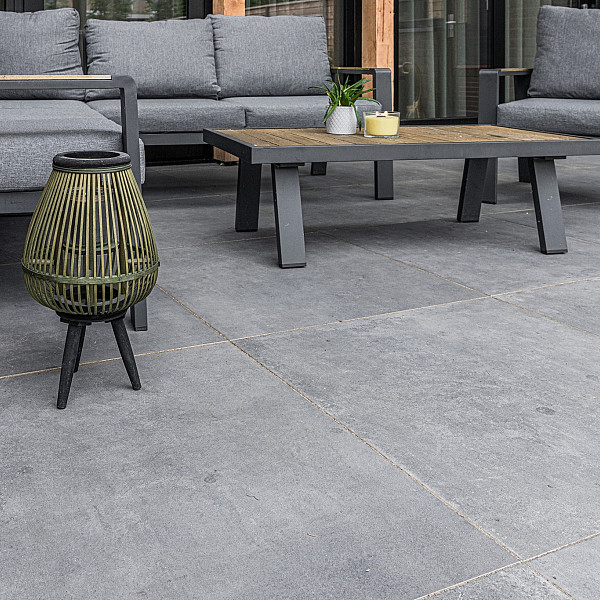 <h1><strong>Actietegel keramiek op beton Ambienti</strong></h1><p>Het design van Ambiente is heel nonchalant en desondanks zeer overtuigend. Levensechte lijnen, tekeningen en variaties. Echt met een ruig randje maar dankzij de rustige kleurstellingen ook weer breed toepasbaar. Een topdesign. Dit seizoen een leuke toevoeging aan de succesvolle Ambiente range: het Flower design! Beschikbaar in Antraciet en Greige.</p><h2><strong>Industriële Elegantie: Keramische Tegels met Betonlook voor jouw tuin en terras</strong></h2><p>Geef je buitenruimte een eigentijdse uitstraling met onze keramische tegels met betonlook. Ontdek de perfecte balans tussen industriële robuustheid en tijdloze elegantie, terwijl je de mogelijkheid hebt om jouw persoonlijke stempel te drukken met unieke motief tegels.</p><p><strong>1. Urban Chic Design:</strong> Breng de stedelijke elegantie naar je tuin en terras met onze keramische tegels die de industriële uitstraling van beton nabootsen. Deze tegels voegen een modern en eigentijds element toe aan je buitenruimte, terwijl ze tegelijkertijd een warme en uitnodigende sfeer behouden.</p><p><strong>2. Duurzaamheid en Onderhoudsgemak:</strong> Geniet van de esthetiek van beton zonder de nadelen. Onze keramische tegels zijn duurzaam, bestand tegen weersinvloeden en vereisen minimaal onderhoud. Zo kun je onbezorgd genieten van je tuin en terras, wetende dat de betonlook langdurig behouden blijft.</p><p><strong>3. Creatieve Combinatiemogelijkheden:</strong> Laat je creativiteit bloeien door de mogelijkheid om keramische tegels met betonlook te combineren met motief tegels. Voeg persoonlijkheid toe aan je buitenruimte door unieke patronen, kleuren en designs te integreren. Creëer zones, looproutes of accenten die passen bij jouw individuele stijl.</p><p><strong>4. Veelzijdigheid in Ontwerp:</strong> Of je nu kiest voor een strakke, moderne uitstraling of een meer eclectische benadering, de betonlook biedt veelzijdigheid in ontwerp. Combineer de tegels met natuurlijke elementen, moderne meubels of levendige planten om een buitenruimte te creëren die zowel eigentijds als uitnodigend is.</p><p><strong>5. Tijdloze Moderniteit:</strong> Ga voor een tijdloze esthetiek met een moderne twist. De betonlook geeft je tuin en terras een eigentijdse uitstraling die de tand des tijds doorstaat. Geniet van de perfecte combinatie van functionaliteit en stijl, terwijl je buitenruimte transformeert tot een ware oase van moderniteit.</p><p>Upgrade je buitenleven met de industriële elegantie van keramische tegels met betonlook, en ontdek de vrijheid om je persoonlijke stijl te uiten met motief tegels. Maak van je tuin en terras een verlengstuk van je persoonlijkheid en geniet van een buitenruimte die zowel verfijnd als uniek is.</p><h2><strong>Ontdek de Revolutie in Tuintegels: Geoceramica - Waar Functionaliteit Samenkomt met Esthetiek</strong></h2><p>Bij Sierbestrating Jonk introduceren we met trots Geoceramica, een innovatieve revolutie in tuintegels die de perfecte balans vindt tussen functionaliteit en esthetiek. Deze geavanceerde keramische tegels zijn ontworpen om aan al je verwachtingen te voldoen en je buitenruimte te transformeren tot een oase van schoonheid en duurzaamheid.</p><p><em>Waarom kiezen voor Geoceramica?</em></p><p><strong>1.</strong> <strong>Dual Power:</strong> Geoceramica combineert de voordelen van keramiek en beton in één unieke tegel. Het keramische oppervlak biedt een luxe uitstraling en is tegelijkertijd bestand tegen krassen, vlekken en verkleuring. Het betonnen draagsysteem zorgt voor de benodigde stabiliteit en duurzaamheid.</p><p><strong>2. Extreme Weerbestendigheid:</strong> Dankzij de geavanceerde productietechnieken zijn Geoceramica tegels bestand tegen extreme weersomstandigheden. Vorst, hitte of regen, deze tegels blijven hun schoonheid behouden, jaar na jaar.</p><p><strong>3. Eenvoudige Installatie:</strong> Het unieke ontwerp van Geoceramica maakt snelle en eenvoudige installatie mogelijk. Of je nu een ervaren klusser bent of professionele hulp zoekt, de tegels zijn ontworpen voor een efficiënte plaatsing.</p><p><strong>4. Milieuvriendelijk:</strong> Geoceramica is gemaakt met oog voor het milieu. Het gebruik van duurzame materialen en de lange levensduur van de tegels dragen bij aan een groenere leefomgeving.</p><p><strong>5. Ruime Designkeuze:</strong> Of je nu houdt van strakke lijnen, rustieke texturen of moderne patronen, Geoceramica biedt een breed scala aan designs en kleuren. Personaliseer je buitenruimte naar jouw smaak en creëer een unieke ambiance.</p><p>Upgrade je terras, tuinpad of binnenplaats met de veelzijdige en duurzame Geoceramica tegels van Sierbestrating Jonk. Ontdek de perfecte combinatie van stijl en kracht voor een buitenruimte die de tand des tijds doorstaat.</p><p>Neem contact met ons op voor meer informatie of om onze collectie Geoceramica tegels te bekijken. Maak van je buitenruimte een meesterwerk met Geoceramica!</p>