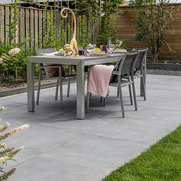 <h1><strong>Actietegel keramiek op beton Ambienti</strong></h1><p>Het design van Ambiente is heel nonchalant en desondanks zeer overtuigend. Levensechte lijnen, tekeningen en variaties. Echt met een ruig randje maar dankzij de rustige kleurstellingen ook weer breed toepasbaar. Een topdesign. Dit seizoen een leuke toevoeging aan de succesvolle Ambiente range: het Flower design! Beschikbaar in Antraciet en Greige.</p><h2><strong>Industriële Elegantie: Keramische Tegels met Betonlook voor jouw tuin en terras</strong></h2><p>Geef je buitenruimte een eigentijdse uitstraling met onze keramische tegels met betonlook. Ontdek de perfecte balans tussen industriële robuustheid en tijdloze elegantie, terwijl je de mogelijkheid hebt om jouw persoonlijke stempel te drukken met unieke motief tegels.</p><p><strong>1. Urban Chic Design:</strong> Breng de stedelijke elegantie naar je tuin en terras met onze keramische tegels die de industriële uitstraling van beton nabootsen. Deze tegels voegen een modern en eigentijds element toe aan je buitenruimte, terwijl ze tegelijkertijd een warme en uitnodigende sfeer behouden.</p><p><strong>2. Duurzaamheid en Onderhoudsgemak:</strong> Geniet van de esthetiek van beton zonder de nadelen. Onze keramische tegels zijn duurzaam, bestand tegen weersinvloeden en vereisen minimaal onderhoud. Zo kun je onbezorgd genieten van je tuin en terras, wetende dat de betonlook langdurig behouden blijft.</p><p><strong>3. Creatieve Combinatiemogelijkheden:</strong> Laat je creativiteit bloeien door de mogelijkheid om keramische tegels met betonlook te combineren met motief tegels. Voeg persoonlijkheid toe aan je buitenruimte door unieke patronen, kleuren en designs te integreren. Creëer zones, looproutes of accenten die passen bij jouw individuele stijl.</p><p><strong>4. Veelzijdigheid in Ontwerp:</strong> Of je nu kiest voor een strakke, moderne uitstraling of een meer eclectische benadering, de betonlook biedt veelzijdigheid in ontwerp. Combineer de tegels met natuurlijke elementen, moderne meubels of levendige planten om een buitenruimte te creëren die zowel eigentijds als uitnodigend is.</p><p><strong>5. Tijdloze Moderniteit:</strong> Ga voor een tijdloze esthetiek met een moderne twist. De betonlook geeft je tuin en terras een eigentijdse uitstraling die de tand des tijds doorstaat. Geniet van de perfecte combinatie van functionaliteit en stijl, terwijl je buitenruimte transformeert tot een ware oase van moderniteit.</p><p>Upgrade je buitenleven met de industriële elegantie van keramische tegels met betonlook, en ontdek de vrijheid om je persoonlijke stijl te uiten met motief tegels. Maak van je tuin en terras een verlengstuk van je persoonlijkheid en geniet van een buitenruimte die zowel verfijnd als uniek is.</p><h2><strong>Ontdek de Revolutie in Tuintegels: Geoceramica - Waar Functionaliteit Samenkomt met Esthetiek</strong></h2><p>Bij Sierbestrating Jonk introduceren we met trots Geoceramica, een innovatieve revolutie in tuintegels die de perfecte balans vindt tussen functionaliteit en esthetiek. Deze geavanceerde keramische tegels zijn ontworpen om aan al je verwachtingen te voldoen en je buitenruimte te transformeren tot een oase van schoonheid en duurzaamheid.</p><p><em>Waarom kiezen voor Geoceramica?</em></p><p><strong>1.</strong> <strong>Dual Power:</strong> Geoceramica combineert de voordelen van keramiek en beton in één unieke tegel. Het keramische oppervlak biedt een luxe uitstraling en is tegelijkertijd bestand tegen krassen, vlekken en verkleuring. Het betonnen draagsysteem zorgt voor de benodigde stabiliteit en duurzaamheid.</p><p><strong>2. Extreme Weerbestendigheid:</strong> Dankzij de geavanceerde productietechnieken zijn Geoceramica tegels bestand tegen extreme weersomstandigheden. Vorst, hitte of regen, deze tegels blijven hun schoonheid behouden, jaar na jaar.</p><p><strong>3. Eenvoudige Installatie:</strong> Het unieke ontwerp van Geoceramica maakt snelle en eenvoudige installatie mogelijk. Of je nu een ervaren klusser bent of professionele hulp zoekt, de tegels zijn ontworpen voor een efficiënte plaatsing.</p><p><strong>4. Milieuvriendelijk:</strong> Geoceramica is gemaakt met oog voor het milieu. Het gebruik van duurzame materialen en de lange levensduur van de tegels dragen bij aan een groenere leefomgeving.</p><p><strong>5. Ruime Designkeuze:</strong> Of je nu houdt van strakke lijnen, rustieke texturen of moderne patronen, Geoceramica biedt een breed scala aan designs en kleuren. Personaliseer je buitenruimte naar jouw smaak en creëer een unieke ambiance.</p><p>Upgrade je terras, tuinpad of binnenplaats met de veelzijdige en duurzame Geoceramica tegels van Sierbestrating Jonk. Ontdek de perfecte combinatie van stijl en kracht voor een buitenruimte die de tand des tijds doorstaat.</p><p>Neem contact met ons op voor meer informatie of om onze collectie Geoceramica tegels te bekijken. Maak van je buitenruimte een meesterwerk met Geoceramica!</p>