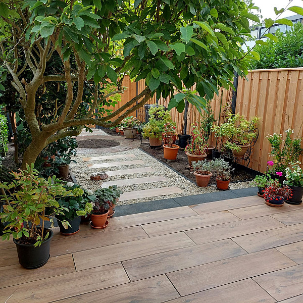 <p><strong>GeoCeramica Mensola</strong></p><p>Deze fraaie houtlook laat zich bijzonder goed complimenteren met diens omgeving. De combinatie met struiken, groene borders en planten is bijzonder mooi. Juist een contrastmuur of vlak steekt ook heel mooi af. Een veelzijdige alleskunner die een bijzonder fraai resultaat gaat geven voor je buitenruimte.</p><p><strong>Welkom bij Sierbestrating Jonk - Dé Specialist in Keramische Tegels met Houtlook voor Buiten</strong></p><p>Ontdek de perfecte combinatie van natuurlijke schoonheid en duurzaamheid met onze exclusieve collectie keramische tegels voor tuin en terras. Bij Sierbestrating Jonk geloven we dat buitenruimtes niet alleen functioneel moeten zijn, maar ook een verlengstuk van uw persoonlijke stijl en levensstijl. Onze keramische tegels met houtlook zijn de ideale keuze voor wie de warmte van hout wil combineren met de voordelen van duurzaam keramiek.</p><p><strong>Waarom Kiezen voor Keramische Tegels met Houtlook?</strong></p><p><em>1. Duurzaamheid:</em> Onze keramische tegels zijn bestand tegen alle weersomstandigheden, vervagen niet in de zon en zijn slijtvast. Ze behouden hun schoonheid door de seizoenen heen.</p><p><em>2. Onderhoudsvriendelijk:</em> Vergeet het constante onderhoud dat bij echt hout hoort. Onze tegels vereisen minimaal onderhoud en behouden hun oorspronkelijke uitstraling zonder dat u zich zorgen hoeft te maken over schuren of oliën.</p><p><em>3. Natuurlijke Uitstraling:</em> Dankzij geavanceerde technologie repliceren onze keramische tegels de warme en authentieke uitstraling van echt hout tot in de kleinste details. Geniet van de natuurlijke schoonheid zonder concessies te doen aan prestaties.</p><p><strong>Ontdek Onze Collectie:</strong></p><p><em>1. Houtsoorten:</em> Van klassiek eiken tot exotisch larixhout, onze collectie biedt een scala aan houtsoorten om aan verschillende smaken en stijlen te voldoen.</p><p><em>2. Afmetingen en Vormen:</em> Kies uit diverse formaten en vormen om een uniek patroon te creëren dat perfect aansluit bij uw buitenruimte.</p><p><em>3. Accessoires:</em> Maak uw buitenruimte compleet met bijpassende accessoires, zoals traptreden en afwerkranden, voor een naadloze integratie van uw nieuwe vloer.</p><p>Bij Sierbestrating Jonk streven we ernaar om uw buitenleven te verrijken met hoogwaardige keramische tegels met houtlook. Ontdek de eindeloze mogelijkheden voor het transformeren van uw tuin en terras.</p><p><strong>Ontdek de Revolutie in Tuintegels: Geoceramica - Waar Functionaliteit Samenkomt met Esthetiek</strong></p><p>Bij Sierbestrating Jonk introduceren we met trots Geoceramica, een innovatieve revolutie in tuintegels die de perfecte balans vindt tussen functionaliteit en esthetiek. Deze geavanceerde keramische tegels zijn ontworpen om aan al je verwachtingen te voldoen en je buitenruimte te transformeren tot een oase van schoonheid en duurzaamheid.</p><p><em>Waarom kiezen voor Geoceramica?</em></p><p><strong>1.</strong> <strong>Dual Power:</strong> Geoceramica combineert de voordelen van keramiek en beton in één unieke tegel. Het keramische oppervlak biedt een luxe uitstraling en is tegelijkertijd bestand tegen krassen, vlekken en verkleuring. Het betonnen draagsysteem zorgt voor de benodigde stabiliteit en duurzaamheid.</p><p><strong>2. Extreme Weerbestendigheid:</strong> Dankzij de geavanceerde productietechnieken zijn Geoceramica tegels bestand tegen extreme weersomstandigheden. Vorst, hitte of regen, deze tegels blijven hun schoonheid behouden, jaar na jaar.</p><p><strong>3. Eenvoudige Installatie:</strong> Het unieke ontwerp van Geoceramica maakt snelle en eenvoudige installatie mogelijk. Of je nu een ervaren klusser bent of professionele hulp zoekt, de tegels zijn ontworpen voor een efficiënte plaatsing.</p><p><strong>4. Milieuvriendelijk:</strong> Geoceramica is gemaakt met oog voor het milieu. Het gebruik van duurzame materialen en de lange levensduur van de tegels dragen bij aan een groenere leefomgeving.</p><p><strong>5. Ruime Designkeuze:</strong> Of je nu houdt van strakke lijnen, rustieke texturen of moderne patronen, Geoceramica biedt een breed scala aan designs en kleuren. Personaliseer je buitenruimte naar jouw smaak en creëer een unieke ambiance.</p><p>Upgrade je terras, tuinpad of binnenplaats met de veelzijdige en duurzame Geoceramica tegels van Sierbestrating Jonk. Ontdek de perfecte combinatie van stijl en kracht voor een buitenruimte die de tand des tijds doorstaat.</p><p>Neem contact met ons op voor meer informatie of om onze collectie Geoceramica tegels te bekijken. Maak van je buitenruimte een meesterwerk met Geoceramica!</p>