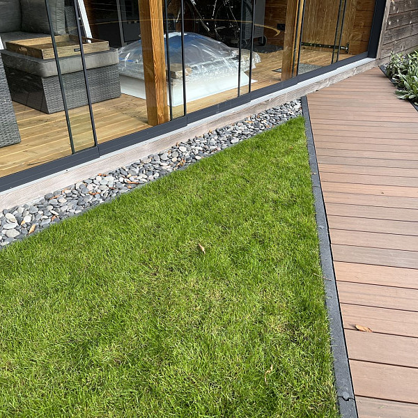 <h1><strong>Infinity GardenDeck</strong></h1><h4><strong>Een vlonder terras creëren met de prachtige look en feel van tropisch hardhout, maar met de voordelen van kunststof? Een terras die je veilig blootvoets kan betreden, zonder angst om uit te glijden en zonder angst voor splinters? De Infinity GardenDeck Vlonderplanken bieden uitkomst.</strong></h4><h4>Infinity GardenDeck is de nieuwste generatie kunststof vlonderplanken. Om dit product te maken wordt geen enkele boom speciaal gerooid en is daarmee een prachtig alternatief voor het steeds schaarser wordend tropisch hardhout. Daarnaast wordt het product machinaal gemaakt, zodat de kwaliteit constant is. Ten opzichte van hout zijn er geen knopen of draadverloop. De planken nemen nauwelijks vocht op en is daardoor niet onderhevig aan rot, splintering, kromtrekken of barsten.<br /><br />De kern van Infinity composiet is gemaakt uit een mix van kunststof en houtvezels. Deze kern wordt omhuld met een beschermlaag aan alle vier zijden en in elke groef. De beschermende kunststof omhulling biedt vele voordelen:</h4><ul>	<li>	<h4>In tegenstelling tot traditioneel composiet en hout geen splinters, scheuren en vervormingen (bij een juiste verwerking)</h4>	</li>	<li>	<h4>Natuurlijke uitstraling</h4>	</li>	<li>	<h4>Nauwelijks wateropname</h4>	</li>	<li>	<h4>Minder onderhoud</h4>	</li>	<li>	<h4>Kleurecht</h4>	</li>	<li>	<h4>Milieuvriendelijk (duurzaam, ecologisch en gemaakt van gerecycled materiaal)</h4>	</li></ul><h2><strong>Veilig vlonderterras</strong></h2><h4>Misschien wel het belangrijkste voordeel van deze vlonderplank: De delen zijn stroef! Waar houten vlonders gevaarlijk glad kunnen worden als het nat wordt, blijft bij Infinity GardenDeck de stroefheid behouden. En het kan nog wel eens regenen in Nederland! Een veilige gedachte dus.</h4><h2><strong>Kindvriendelijke vlonder</strong></h2><h4>Infinity GardenDeck vlonderplanken zijn splintervrij, hierdoor kun je gewoon met blote voeten over het terras lopen – of kruipen – zonder dat je bang hoeft te zijn voor splinters. Een zorgeloos terras voor iedereen.</h4><h2><strong>Onderhoudsvriendelijk & kleurbehoud</strong></h2><h4>Infinity GardenDeck terrasplanken zijn onderhoudsvriendelijk. Je hoeft je terras niet meer te lakken, beitsen, oliën en/of te schuren. Dit materiaal vergrijst niet. De Infinity Vlonderplank behoudt zijn kleur.</h4><h2><strong>Eenvoudige installatie</strong></h2><p>De terrasplanken kunnen gemakkelijk worden verwerkt en geplaatst met dezelfde werktuigen die normaal voor zacht hout worden ingezet. De planken laten zich zeer gemakkelijk en zuiver verzagen, frezen en boren.<br /><br />Wij adviseren bij montage gebruik te maken van onderbalken in hardhout. Met hardhouten gelamineerde liggers van 4,4x6,8 cm zorg je voor het beste resultaat. Een gelamineerd gevingerlaste ligger blijft zeer recht en kan niet torderen. Dat maakt ze bij uitstek geschikt als onderconstructie voor composiet vlonders. De regels altijd op zijn kant toepassen.</p><h4>De planken kunnen gemakkelijk op een verdoken manier worden bevestigd aan de composiet onderliggers met behulp van montageclips.<br /><br /><em>Jonk Tuintip: Volg altijd onze installatie handleiding voordat je begint met plaatsen.</em></h4>