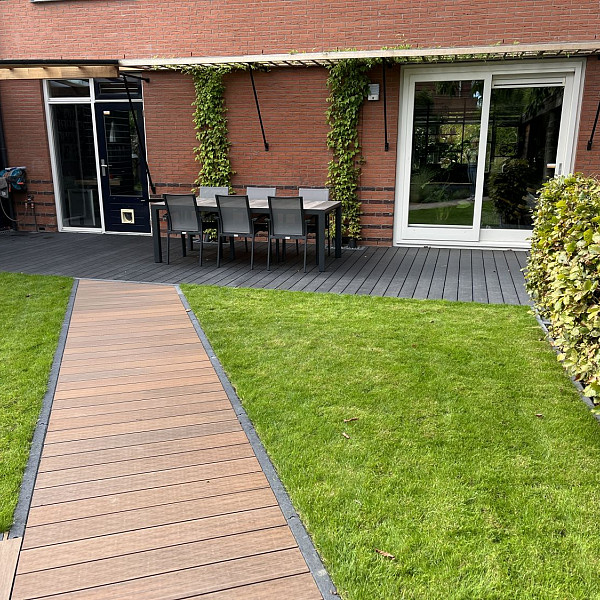 <h1><strong>Infinity GardenDeck</strong></h1><h4><strong>Een vlonder terras creëren met de prachtige look en feel van tropisch hardhout, maar met de voordelen van kunststof? Een terras die je veilig blootvoets kan betreden, zonder angst om uit te glijden en zonder angst voor splinters? De Infinity GardenDeck Vlonderplanken bieden uitkomst.</strong></h4><h4>Infinity GardenDeck is de nieuwste generatie kunststof vlonderplanken. Om dit product te maken wordt geen enkele boom speciaal gerooid en is daarmee een prachtig alternatief voor het steeds schaarser wordend tropisch hardhout. Daarnaast wordt het product machinaal gemaakt, zodat de kwaliteit constant is. Ten opzichte van hout zijn er geen knopen of draadverloop. De planken nemen nauwelijks vocht op en is daardoor niet onderhevig aan rot, splintering, kromtrekken of barsten.<br /><br />De kern van Infinity composiet is gemaakt uit een mix van kunststof en houtvezels. Deze kern wordt omhuld met een beschermlaag aan alle vier zijden en in elke groef. De beschermende kunststof omhulling biedt vele voordelen:</h4><ul>	<li>	<h4>In tegenstelling tot traditioneel composiet en hout geen splinters, scheuren en vervormingen (bij een juiste verwerking)</h4>	</li>	<li>	<h4>Natuurlijke uitstraling</h4>	</li>	<li>	<h4>Nauwelijks wateropname</h4>	</li>	<li>	<h4>Minder onderhoud</h4>	</li>	<li>	<h4>Kleurecht</h4>	</li>	<li>	<h4>Milieuvriendelijk (duurzaam, ecologisch en gemaakt van gerecycled materiaal)</h4>	</li></ul><h2><strong>Veilig vlonderterras</strong></h2><h4>Misschien wel het belangrijkste voordeel van deze vlonderplank: De delen zijn stroef! Waar houten vlonders gevaarlijk glad kunnen worden als het nat wordt, blijft bij Infinity GardenDeck de stroefheid behouden. En het kan nog wel eens regenen in Nederland! Een veilige gedachte dus.</h4><h2><strong>Kindvriendelijke vlonder</strong></h2><h4>Infinity GardenDeck vlonderplanken zijn splintervrij, hierdoor kun je gewoon met blote voeten over het terras lopen – of kruipen – zonder dat je bang hoeft te zijn voor splinters. Een zorgeloos terras voor iedereen.</h4><h2><strong>Onderhoudsvriendelijk & kleurbehoud</strong></h2><h4>Infinity GardenDeck terrasplanken zijn onderhoudsvriendelijk. Je hoeft je terras niet meer te lakken, beitsen, oliën en/of te schuren. Dit materiaal vergrijst niet. De Infinity Vlonderplank behoudt zijn kleur.</h4><h2><strong>Eenvoudige installatie</strong></h2><p>De terrasplanken kunnen gemakkelijk worden verwerkt en geplaatst met dezelfde werktuigen die normaal voor zacht hout worden ingezet. De planken laten zich zeer gemakkelijk en zuiver verzagen, frezen en boren.<br /><br />Wij adviseren bij montage gebruik te maken van onderbalken in hardhout. Met hardhouten gelamineerde liggers van 4,4x6,8 cm zorg je voor het beste resultaat. Een gelamineerd gevingerlaste ligger blijft zeer recht en kan niet torderen. Dat maakt ze bij uitstek geschikt als onderconstructie voor composiet vlonders. De regels altijd op zijn kant toepassen.</p><h4>De planken kunnen gemakkelijk op een verdoken manier worden bevestigd aan de composiet onderliggers met behulp van montageclips.<br /><br /><em>Jonk Tuintip: Volg altijd onze installatie handleiding voordat je begint met plaatsen.</em></h4>