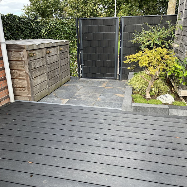 <h1><strong>Infinity GardenDeck</strong></h1><h4><strong>Een vlonder terras creëren met de prachtige look en feel van tropisch hardhout, maar met de voordelen van kunststof? Een terras die je veilig blootvoets kan betreden, zonder angst om uit te glijden en zonder angst voor splinters? De Infinity GardenDeck Vlonderplanken bieden uitkomst.</strong></h4><h4>Infinity GardenDeck is de nieuwste generatie kunststof vlonderplanken. Om dit product te maken wordt geen enkele boom speciaal gerooid en is daarmee een prachtig alternatief voor het steeds schaarser wordend tropisch hardhout. Daarnaast wordt het product machinaal gemaakt, zodat de kwaliteit constant is. Ten opzichte van hout zijn er geen knopen of draadverloop. De planken nemen nauwelijks vocht op en is daardoor niet onderhevig aan rot, splintering, kromtrekken of barsten.<br /><br />De kern van Infinity composiet is gemaakt uit een mix van kunststof en houtvezels. Deze kern wordt omhuld met een beschermlaag aan alle vier zijden en in elke groef. De beschermende kunststof omhulling biedt vele voordelen:</h4><ul>	<li>	<h4>In tegenstelling tot traditioneel composiet en hout geen splinters, scheuren en vervormingen (bij een juiste verwerking)</h4>	</li>	<li>	<h4>Natuurlijke uitstraling</h4>	</li>	<li>	<h4>Nauwelijks wateropname</h4>	</li>	<li>	<h4>Minder onderhoud</h4>	</li>	<li>	<h4>Kleurecht</h4>	</li>	<li>	<h4>Milieuvriendelijk (duurzaam, ecologisch en gemaakt van gerecycled materiaal)</h4>	</li></ul><h2><strong>Veilig vlonderterras</strong></h2><h4>Misschien wel het belangrijkste voordeel van deze vlonderplank: De delen zijn stroef! Waar houten vlonders gevaarlijk glad kunnen worden als het nat wordt, blijft bij Infinity GardenDeck de stroefheid behouden. En het kan nog wel eens regenen in Nederland! Een veilige gedachte dus.</h4><h2><strong>Kindvriendelijke vlonder</strong></h2><h4>Infinity GardenDeck vlonderplanken zijn splintervrij, hierdoor kun je gewoon met blote voeten over het terras lopen – of kruipen – zonder dat je bang hoeft te zijn voor splinters. Een zorgeloos terras voor iedereen.</h4><h2><strong>Onderhoudsvriendelijk & kleurbehoud</strong></h2><h4>Infinity GardenDeck terrasplanken zijn onderhoudsvriendelijk. Je hoeft je terras niet meer te lakken, beitsen, oliën en/of te schuren. Dit materiaal vergrijst niet. De Infinity Vlonderplank behoudt zijn kleur.</h4><h2><strong>Eenvoudige installatie</strong></h2><p>De terrasplanken kunnen gemakkelijk worden verwerkt en geplaatst met dezelfde werktuigen die normaal voor zacht hout worden ingezet. De planken laten zich zeer gemakkelijk en zuiver verzagen, frezen en boren.<br /><br />Wij adviseren bij montage gebruik te maken van onderbalken in hardhout. Met hardhouten gelamineerde liggers van 4,4x6,8 cm zorg je voor het beste resultaat. Een gelamineerd gevingerlaste ligger blijft zeer recht en kan niet torderen. Dat maakt ze bij uitstek geschikt als onderconstructie voor composiet vlonders. De regels altijd op zijn kant toepassen.</p><h4>De planken kunnen gemakkelijk op een verdoken manier worden bevestigd aan de composiet onderliggers met behulp van montageclips.<br /><br /><em>Jonk Tuintip: Volg altijd onze installatie handleiding voordat je begint met plaatsen.</em></h4>