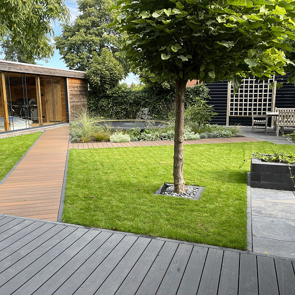 <h1><strong>Infinity GardenDeck</strong></h1><h4><strong>Een vlonder terras creëren met de prachtige look en feel van tropisch hardhout, maar met de voordelen van kunststof? Een terras die je veilig blootvoets kan betreden, zonder angst om uit te glijden en zonder angst voor splinters? De Infinity GardenDeck Vlonderplanken bieden uitkomst.</strong></h4><h4>Infinity GardenDeck is de nieuwste generatie kunststof vlonderplanken. Om dit product te maken wordt geen enkele boom speciaal gerooid en is daarmee een prachtig alternatief voor het steeds schaarser wordend tropisch hardhout. Daarnaast wordt het product machinaal gemaakt, zodat de kwaliteit constant is. Ten opzichte van hout zijn er geen knopen of draadverloop. De planken nemen nauwelijks vocht op en is daardoor niet onderhevig aan rot, splintering, kromtrekken of barsten.<br /><br />De kern van Infinity composiet is gemaakt uit een mix van kunststof en houtvezels. Deze kern wordt omhuld met een beschermlaag aan alle vier zijden en in elke groef. De beschermende kunststof omhulling biedt vele voordelen:</h4><ul>	<li>	<h4>In tegenstelling tot traditioneel composiet en hout geen splinters, scheuren en vervormingen (bij een juiste verwerking)</h4>	</li>	<li>	<h4>Natuurlijke uitstraling</h4>	</li>	<li>	<h4>Nauwelijks wateropname</h4>	</li>	<li>	<h4>Minder onderhoud</h4>	</li>	<li>	<h4>Kleurecht</h4>	</li>	<li>	<h4>Milieuvriendelijk (duurzaam, ecologisch en gemaakt van gerecycled materiaal)</h4>	</li></ul><h2><strong>Veilig vlonderterras</strong></h2><h4>Misschien wel het belangrijkste voordeel van deze vlonderplank: De delen zijn stroef! Waar houten vlonders gevaarlijk glad kunnen worden als het nat wordt, blijft bij Infinity GardenDeck de stroefheid behouden. En het kan nog wel eens regenen in Nederland! Een veilige gedachte dus.</h4><h2><strong>Kindvriendelijke vlonder</strong></h2><h4>Infinity GardenDeck vlonderplanken zijn splintervrij, hierdoor kun je gewoon met blote voeten over het terras lopen – of kruipen – zonder dat je bang hoeft te zijn voor splinters. Een zorgeloos terras voor iedereen.</h4><h2><strong>Onderhoudsvriendelijk & kleurbehoud</strong></h2><h4>Infinity GardenDeck terrasplanken zijn onderhoudsvriendelijk. Je hoeft je terras niet meer te lakken, beitsen, oliën en/of te schuren. Dit materiaal vergrijst niet. De Infinity Vlonderplank behoudt zijn kleur.</h4><h2><strong>Eenvoudige installatie</strong></h2><p>De terrasplanken kunnen gemakkelijk worden verwerkt en geplaatst met dezelfde werktuigen die normaal voor zacht hout worden ingezet. De planken laten zich zeer gemakkelijk en zuiver verzagen, frezen en boren.<br /><br />Wij adviseren bij montage gebruik te maken van onderbalken in hardhout. Met hardhouten gelamineerde liggers van 4,4x6,8 cm zorg je voor het beste resultaat. Een gelamineerd gevingerlaste ligger blijft zeer recht en kan niet torderen. Dat maakt ze bij uitstek geschikt als onderconstructie voor composiet vlonders. De regels altijd op zijn kant toepassen.</p><h4>De planken kunnen gemakkelijk op een verdoken manier worden bevestigd aan de composiet onderliggers met behulp van montageclips.<br /><br /><em>Jonk Tuintip: Volg altijd onze installatie handleiding voordat je begint met plaatsen.</em></h4>