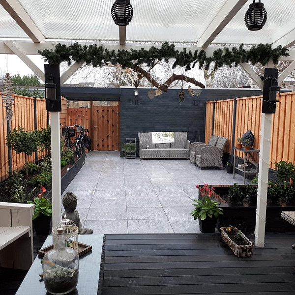 <h1><strong>Infinity GardenDeck</strong></h1><h4><strong>Een vlonder terras creëren met de prachtige look en feel van tropisch hardhout, maar met de voordelen van kunststof? Een terras die je veilig blootvoets kan betreden, zonder angst om uit te glijden en zonder angst voor splinters? De Infinity GardenDeck Vlonderplanken bieden uitkomst.</strong></h4><h4>Infinity GardenDeck is de nieuwste generatie kunststof vlonderplanken. Om dit product te maken wordt geen enkele boom speciaal gerooid en is daarmee een prachtig alternatief voor het steeds schaarser wordend tropisch hardhout. Daarnaast wordt het product machinaal gemaakt, zodat de kwaliteit constant is. Ten opzichte van hout zijn er geen knopen of draadverloop. De planken nemen nauwelijks vocht op en is daardoor niet onderhevig aan rot, splintering, kromtrekken of barsten.<br /><br />De kern van Infinity composiet is gemaakt uit een mix van kunststof en houtvezels. Deze kern wordt omhuld met een beschermlaag aan alle vier zijden en in elke groef. De beschermende kunststof omhulling biedt vele voordelen:</h4><ul>	<li>	<h4>In tegenstelling tot traditioneel composiet en hout geen splinters, scheuren en vervormingen (bij een juiste verwerking)</h4>	</li>	<li>	<h4>Natuurlijke uitstraling</h4>	</li>	<li>	<h4>Nauwelijks wateropname</h4>	</li>	<li>	<h4>Minder onderhoud</h4>	</li>	<li>	<h4>Kleurecht</h4>	</li>	<li>	<h4>Milieuvriendelijk (duurzaam, ecologisch en gemaakt van gerecycled materiaal)</h4>	</li></ul><h2><strong>Veilig vlonderterras</strong></h2><h4>Misschien wel het belangrijkste voordeel van deze vlonderplank: De delen zijn stroef! Waar houten vlonders gevaarlijk glad kunnen worden als het nat wordt, blijft bij Infinity GardenDeck de stroefheid behouden. En het kan nog wel eens regenen in Nederland! Een veilige gedachte dus.</h4><h2><strong>Kindvriendelijke vlonder</strong></h2><h4>Infinity GardenDeck vlonderplanken zijn splintervrij, hierdoor kun je gewoon met blote voeten over het terras lopen – of kruipen – zonder dat je bang hoeft te zijn voor splinters. Een zorgeloos terras voor iedereen.</h4><h2><strong>Onderhoudsvriendelijk & kleurbehoud</strong></h2><h4>Infinity GardenDeck terrasplanken zijn onderhoudsvriendelijk. Je hoeft je terras niet meer te lakken, beitsen, oliën en/of te schuren. Dit materiaal vergrijst niet. De Infinity Vlonderplank behoudt zijn kleur.</h4><h2><strong>Eenvoudige installatie</strong></h2><p>De terrasplanken kunnen gemakkelijk worden verwerkt en geplaatst met dezelfde werktuigen die normaal voor zacht hout worden ingezet. De planken laten zich zeer gemakkelijk en zuiver verzagen, frezen en boren.<br /><br />Wij adviseren bij montage gebruik te maken van onderbalken in hardhout. Met hardhouten gelamineerde liggers van 4,4x6,8 cm zorg je voor het beste resultaat. Een gelamineerd gevingerlaste ligger blijft zeer recht en kan niet torderen. Dat maakt ze bij uitstek geschikt als onderconstructie voor composiet vlonders. De regels altijd op zijn kant toepassen.</p><h4>De planken kunnen gemakkelijk op een verdoken manier worden bevestigd aan de composiet onderliggers met behulp van montageclips.<br /><br /><em>Jonk Tuintip: Volg altijd onze installatie handleiding voordat je begint met plaatsen.</em></h4>