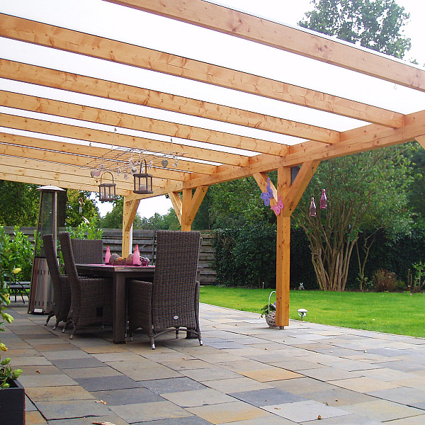 <p><h1>Polycarbonaat Veranda</h1></p><p> </p><p>Wil je de dakconstructie van een bestaande (terras)overkapping vervangen? Of wil je een nieuwe veranda plaatsen waarbij je zelf de (houten) onderconstructie maakt en je alleen nog zoekt naar de lichtdoorlatende dakbedekking? In beide situaties is het Polycarbonaatsysteem LT30X geschikt.<br /><br />Het polycarbonaatsysteem LT30X is een daksysteem met een blank aluminium klik profielsysteem. Het onderprofiel wordt vastgeschroefd aan de constructie en het afdekprofiel klik wordt in het onderprofiel geklemd.<br /><br />Het pakket bestaat uit:<br />-     Afdekprofiel klik<br />-     Onder/zijsluit profiel klik<br />-     U-profielen met druprand (afsluitprofiel polycarbonaatplaten)<br />-     Muuraansluitprofiel + Afsluitrubber<br />-     Polycarbonaat beglazing 16mm: (helder of opaal) X-structuur plaat<br />-     Inclusief alle bevestigingsmaterialen en eindschotjes<br />-     Eenvoudig te monteren<br /> </p>