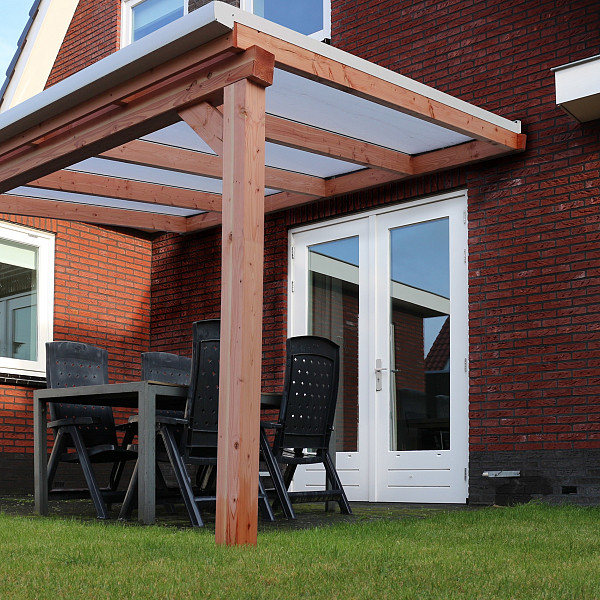 <p><h1>Polycarbonaat Veranda</h1></p><p> </p><p>Wil je de dakconstructie van een bestaande (terras)overkapping vervangen? Of wil je een nieuwe veranda plaatsen waarbij je zelf de (houten) onderconstructie maakt en je alleen nog zoekt naar de lichtdoorlatende dakbedekking? In beide situaties is het Polycarbonaatsysteem LT30X geschikt.<br /><br />Het polycarbonaatsysteem LT30X is een daksysteem met een blank aluminium klik profielsysteem. Het onderprofiel wordt vastgeschroefd aan de constructie en het afdekprofiel klik wordt in het onderprofiel geklemd.<br /><br />Het pakket bestaat uit:<br />-     Afdekprofiel klik<br />-     Onder/zijsluit profiel klik<br />-     U-profielen met druprand (afsluitprofiel polycarbonaatplaten)<br />-     Muuraansluitprofiel + Afsluitrubber<br />-     Polycarbonaat beglazing 16mm: (helder of opaal) X-structuur plaat<br />-     Inclusief alle bevestigingsmaterialen en eindschotjes<br />-     Eenvoudig te monteren<br /> </p>