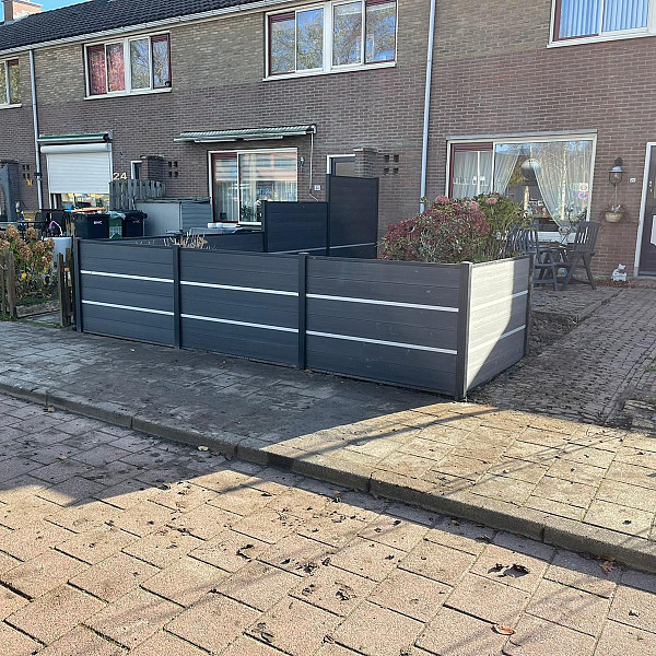 <p>Een NeoFence decolijst wordt gebruikt als decoratiestrip tussen de planken in een tuinscherm. Omdat de tuinschermen uit losse onderdelen bestaat, kan men de keuze maken om meerdere decolijsten per tuinscherm te plaatsen, geheel naar eigen inzicht. Zo wordt elke tuinschutting uniek!</p>