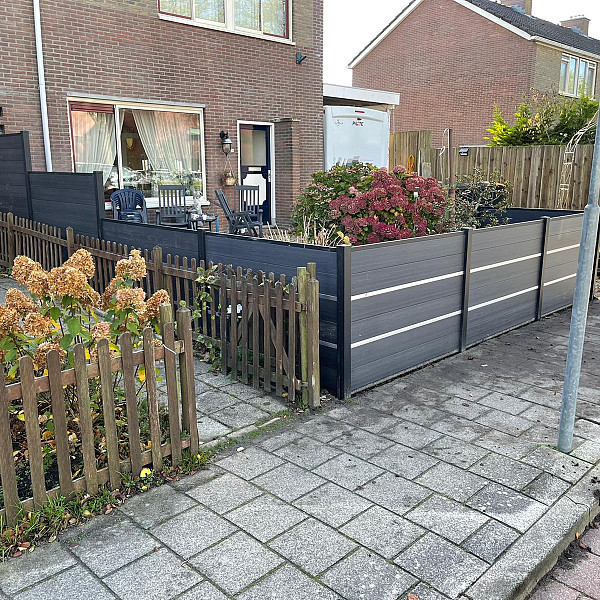 <p>Een NeoFence decolijst wordt gebruikt als decoratiestrip tussen de planken in een tuinscherm. Omdat de tuinschermen uit losse onderdelen bestaat, kan men de keuze maken om meerdere decolijsten per tuinscherm te plaatsen, geheel naar eigen inzicht. Zo wordt elke tuinschutting uniek!</p>