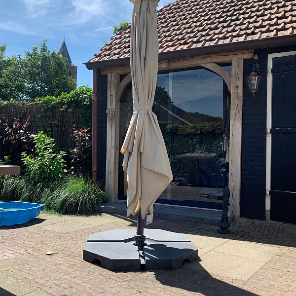 <h1><strong>Parasol Tegels</strong></h1><p>Parasol tegels zijn tegels die speciaal gemaakt zijn als gewicht om een parasol vast te zetten. De Parasol tegel is een driehoekvorm voor de perfecte aansluiting om de parasolvoet. Ze zijn verkrijgbaar in de maten 40x40x6 cm en 45x45x8 cm met een gewicht van 20 kilogram en 29 kilogram per stuk.</p>