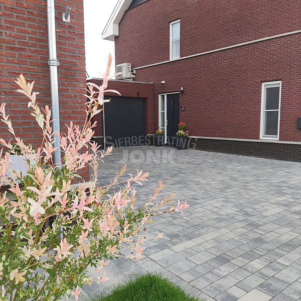 <h1><strong>Restpartij Edam: 11,96 m2</strong></h1><h1><strong>Patio: Gecoate tegels voor een betaalbare prijs</strong></h1><p>De serie patio tegels komt tegemoet aan de vraag van de consument naar een betaalbare bestrating die mooi blijft tot in de lengte der dagen. De grote afmetingen geven zowel de kleinere tuin of patio als een groot terras een rustige, ruimtelijke uitstraling.</p><h2><strong>Gehydrofobeerd en gecoat</strong></h2><p>Het Speciale aan deze tegelserie is de coating die aangebracht wordt als de tegels net geproduceerd zijn. Deze coating dringt zeer diep door in de poriën van het beton, zodat er een transparante beschermlaag ontstaat. Tevens verdiept de coating de kleur van de tegels.</p><h2><strong>Strakke tuin</strong></h2><p>Met de formaten 40x80 en 30x60x5 en 60x60x4 cm creëer je een terras met een strakke belijning en een heldere vlakverdeling. Veel gebruikte legpatronen voor een strakke tuin zijn blokverband en halfsteensverband.</p><h2><strong>Banenverband</strong></h2><p>Het banenverband is uitermate geschikt voor uw oprit, maar past ook zeer goed op een terras. Dit product bestaat uit een combinatie van langwerpige tegels. Hiermee kunt u mooi lange lijnen in de breedte creëren wat een moderne en chique uitstraling geeft. De combinatie bestaat uit vier 30x14 tegels, vier 40x14 tegels, vier 50x14 tegels, twee 30x17,5 tegels, twee 40x17,5 tegels en twee 50x17,5 tegels. Het Patio banenverband is verkrijgbaar in de dikte 7 cm en daarmee geschikt voor tuin, terras en oprit.</p><h2><strong>Producteigenschappen</strong></h2><ul>	<li>De tegels hebben een beschermlaag (coating)</li>	<li>De tegels in deze lijn zijn dieper van kleur</li>	<li>De kleuren zelf zijn duurzamer</li>	<li>De tegels nemen minder water op,het blijft er als het ware 'opliggen'</li>	<li>Vuil en vocht krijgen bij de juiste aanleg en het juiste onderhoud minder kans. </li></ul><p>De Patio siertegels staan garant voor een modern en strak design voor jarenlang tuinplezier.</p>