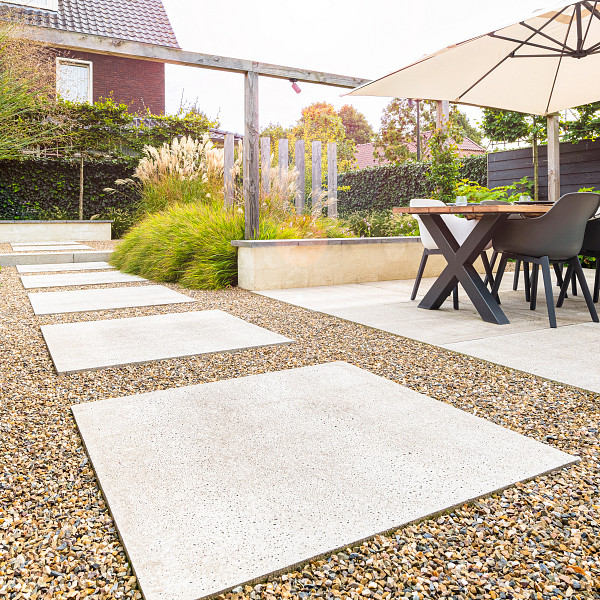 <h1><strong>De Tegel van de tuinarchitect</strong></h1><p>Artistone tuintegels zijn van een geheel eigen soort. Door de eenvoudige en degelijke ‘hand-made’ look, geven ze een luxe en decoratieve uitstraling aan de tuin. De tegels vertonen kleine putjes van luchtbelletjes in de toplaag die tijdens het productieproces naar boven komen. Deze luchtbelletjes geven de tegels een klassiek aanzicht.</p><p>Artistone tegels zijn vanwege de openstructuur, ook wel ‘basalt optiek’ genoemd, zeer geliefd bij tuinarchitecten. Door de eenvoud en rustige kleurstelling zullen ze aan menig ontwerp een bijzondere en tijdloze uitstraling geven. Mooi verwerkt en doordacht ingepast in het ontwerp geven deze tegels jouw terras een chique resultaat.</p><h2><strong>Tegels voor terras en oprit</strong></h2><p>De tegels zijn geschikt voor terras, pad en sommige formaten zelfs voor de oprit* (afhankelijk van de maat).</p>