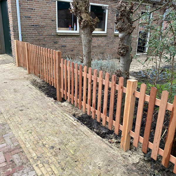 <h1><strong>Hardhouten sierhek</strong></h1><p>Let op! Dit product wordt momenteel geleverd met fijnribbel laaten ipv v-groef!<br /><br />U markeert de randen van uw tuin heel helder met een mooi en stijlvol sierhek. Poorten en hekwerken voorkomen dat kinderen onverwacht de tuin uitrennen en markeren de grenzen van het privébezit. Maar behalve begrenzing kan een hek ook een accent aanbrengen tussen de verschillende delen van uw tuin. Eigenlijk vertellen poorten en hekken dus iets over de bewoners. En hun gevoel voor stijl en kleur. De hardhouten sierhekken van Jonk zijn pure blikvangers om heel veel jaren van te genieten, al was het alleen maar omdat het hout jarenlang onderhoudsvrij is.</p>