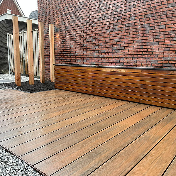 <h1><strong>NeoDeck Ipé</strong></h1><p><strong>Een vlonder terras creëren met de prachtige look en feel van tropisch hardhout, maar met de voordelen van kunststof en dat tegen een betaalbare prijs? Een terras die je altijd veilig blootvoets kan betreden, zonder angst voor splinters en opstaande randen door kromtrekken of verdraaien? De NeoDeck vlonderplanken bieden uitkomst voor een terras waar je jarenlang plezier van hebt.</strong></p><p>NeoDeck is de nieuwste generatie vonderplanken. Om dit product te maken wordt geen enkele boom speciaal gerooid en is daarmee een prachtig alternatief voor het steeds schaarser wordend tropisch hardhout. Daarnaast wordt het product machinaal gemaakt, zodat de kwaliteit constant is. Ten opzichte van hout zijn er geen knopen of draadverloop. Het materiaal neemt nauwelijks vocht op en is daardoor niet onderhevig aan rot, splintering, kromtrekken of barsten.<br /><br />De kern van de NeoDeck dekdelen is gemaakt uit een mix van kunststof en houtvezels. Deze kern wordt omhuld met een speciale beschermlaag/coating aan alle vier zijden en in elke groef. De beschermende kunststof omhulling biedt vele voordelen:</p><ul>	<li>In tegenstelling tot traditioneel composiet en hout geen splinters, scheuren en vervormingen</li>	<li>Natuurlijke uitstraling</li>	<li>Nauwelijks wateropname</li>	<li>Minder onderhoud</li>	<li>Langer kleurbehoud</li>	<li>Milieuvriendelijk (duurzaam, ecologisch en gemaakt van gerecycled materiaal)</li></ul><h2><strong>Kunststof vlonderplank met houtnerf structuur</strong></h2><p>NeoDeck is voorzien van een zeer realistische houtnerfstructuur. Dankzij dit natuurgetrouw houtnerf motief zijn de planken nauwelijks te onderscheiden van echt hout. Dit wordt versterkt door de genuanceerde kleur in elke plank.</p><h2><strong>Vlonder kunststof</strong></h2><p>Misschien wel het belangrijkste voordeel van deze kunststof vlonderplank: De delen zijn stroef! Waar houten vlonders gevaarlijk glad kunnen worden als het nat wordt, blijft bij NeoDeck de stroefheid behouden. En het kan nog wel eens regenen in Nederland! Een veilige gedachte dus.</p><h2><strong>Zorgeloos vlonder terras</strong></h2><p>NeoDeck vlonderplanken zijn splintervrij, hierdoor kun je gewoon met blote voeten over het terras lopen – of kruipen – zonder dat je bang hoeft te zijn voor splinters. Een zorgeloos kunststof vlonder terras voor iedereen!</p><h2><strong>Onderhoudsvriendelijk & kleurbehoud</strong></h2><p>NeoDeck terrasplanken zijn onderhoudsvriendelijk. Je hoeft je terras niet meer te lakken, beitsen, oliën en/of te schuren. Het materiaal vergrijst niet. NeoDeck behoudt zijn kleur.</p><h2><strong>Montage NeoDeck vlonder</strong></h2><p>De composiet terrasplanken kunnen gemakkelijk worden verwerkt en geplaatst met dezelfde werktuigen die normaal voor zacht hout worden ingezet. De planken laten zich zeer gemakkelijk en zuiver verzagen, frezen en boren.<br /><br />Wij adviseren bij montage gebruik te maken van ons Terras Onderconstructie Systeem. Met gebruik van aluminium onderregels zorg je voor een solide onderconstructie. De planken kunnen gemakkelijk op een verdoken manier worden bevestigd aan de onderliggers met behulp van de speciale klemmen. Let op: Zorg bij montage van de NeoDeck planken dat deze in de lengterichting onder afschot van 1 cm per strekkende worden gemonteerd in de lengterichting van de plank. De planken nemen namelijk nauwelijks water op, en met afschot zorg je ervoor dat het water kan weglopen. Is je vlonder breder dan 400 cm en wil je de planken aanlengen? Plaats dan altijd een dubbele rij onderliggers. Gebruik dus nooit 1 klem voor 2 vlonderplanken, zie ons verwerkingsvoorschrift.<br /><br /><strong><em>Volg altijd het montagevoorschrift voordat je begint met montage.</em></strong></p>