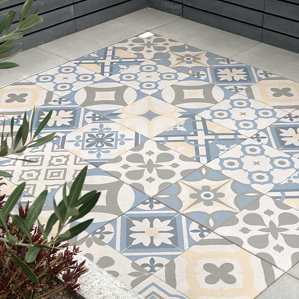 <h1><strong>Marlux Designtegel Mosaic Oase</strong></h1><p>Combineer de looks van vroeger met het comfort van vandaag. Mosaic doet denken aan de cementtegeltjes van vroeger, maar heeft het comfort van een moderne betontegel. Met de verschillende warme en koele kleuren creëer je zowel landelijke als strakke buitenruimtes. Ideaal als accent, maar zeker ook een eyecatcher als volwaardig terras. .</p><h2><strong>M-Coat: een extra beschermlaag voor je terras</strong></h2><p>In 1973 ontwikkelden we in ons laboratorium in Tessenderlo een unieke coating om terrastegels langdurig te beschermen: de M-Coat. Vandaag produceren we al de 14de generatie van deze innovatieve beschermlaag. Met het oog op continue verbetering bereiden we intussen zelfs al de 15de generatie voor.</p><h2><strong>Hoe werkt het?</strong></h2><p>Onze M-Coat legt een dun en onzichtbaar beschermlaagje op je tegels. Dat zorgt voor een jarenlange bescherming, zonder nabehandeling. Alle tegels die geproduceerd worden in Tessenderlo krijgen trouwens ook een behandeling met Hydro-M, waardoor water minder doordringt. Je terrastegels zijn zo optimaal beschermd!</p><h2><strong>Wat zijn de voordelen?</strong></h2><ul>	<li>Onderhoudsvriendelijk: vocht, vet en vuil dringen niet in je tegels</li>	<li>Bescherming tegen vergroening</li>	<li>Minder gevoelig voor kalkuitbloei</li>	<li>Oorspronkelijke kleur blijft jaren behouden</li></ul>