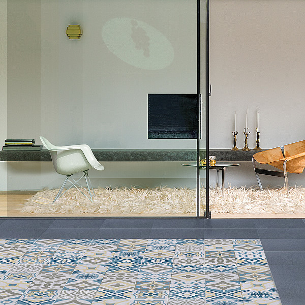 <h1><strong>Marlux Designtegel Mosaic Oase</strong></h1><p>Combineer de looks van vroeger met het comfort van vandaag. Mosaic doet denken aan de cementtegeltjes van vroeger, maar heeft het comfort van een moderne betontegel. Met de verschillende warme en koele kleuren creëer je zowel landelijke als strakke buitenruimtes. Ideaal als accent, maar zeker ook een eyecatcher als volwaardig terras. .</p><h2><strong>M-Coat: een extra beschermlaag voor je terras</strong></h2><p>In 1973 ontwikkelden we in ons laboratorium in Tessenderlo een unieke coating om terrastegels langdurig te beschermen: de M-Coat. Vandaag produceren we al de 14de generatie van deze innovatieve beschermlaag. Met het oog op continue verbetering bereiden we intussen zelfs al de 15de generatie voor.</p><h2><strong>Hoe werkt het?</strong></h2><p>Onze M-Coat legt een dun en onzichtbaar beschermlaagje op je tegels. Dat zorgt voor een jarenlange bescherming, zonder nabehandeling. Alle tegels die geproduceerd worden in Tessenderlo krijgen trouwens ook een behandeling met Hydro-M, waardoor water minder doordringt. Je terrastegels zijn zo optimaal beschermd!</p><h2><strong>Wat zijn de voordelen?</strong></h2><ul>	<li>Onderhoudsvriendelijk: vocht, vet en vuil dringen niet in je tegels</li>	<li>Bescherming tegen vergroening</li>	<li>Minder gevoelig voor kalkuitbloei</li>	<li>Oorspronkelijke kleur blijft jaren behouden</li></ul>