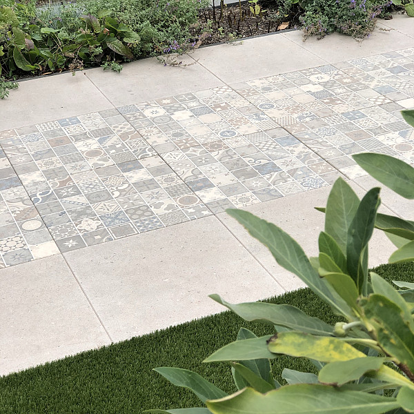 <h1><strong>Marlux Designtegel Mosaic Fresco</strong></h1><p>Combineer de looks van vroeger met het comfort van vandaag. Mosaic doet denken aan de cementtegeltjes van vroeger, maar heeft het comfort van een moderne betontegel. Met de verschillende warme en koele kleuren creëer je zowel landelijke als strakke buitenruimtes. Ideaal als accent, maar zeker ook een eyecatcher als volwaardig terras. .</p><h2><strong>M-Coat: een extra beschermlaag voor je terras</strong></h2><p>In 1973 ontwikkelden we in ons laboratorium in Tessenderlo een unieke coating om terrastegels langdurig te beschermen: de M-Coat. Vandaag produceren we al de 14de generatie van deze innovatieve beschermlaag. Met het oog op continue verbetering bereiden we intussen zelfs al de 15de generatie voor.</p><h2><strong>Hoe werkt het?</strong></h2><p>Onze M-Coat legt een dun en onzichtbaar beschermlaagje op je tegels. Dat zorgt voor een jarenlange bescherming, zonder nabehandeling. Alle tegels die geproduceerd worden in Tessenderlo krijgen trouwens ook een behandeling met Hydro-M, waardoor water minder doordringt. Je terrastegels zijn zo optimaal beschermd!</p><h2><strong>Wat zijn de voordelen?</strong></h2><ul>	<li>Onderhoudsvriendelijk: vocht, vet en vuil dringen niet in je tegels</li>	<li>Bescherming tegen vergroening</li>	<li>Minder gevoelig voor kalkuitbloei</li>	<li>Oorspronkelijke kleur blijft jaren behouden</li></ul>