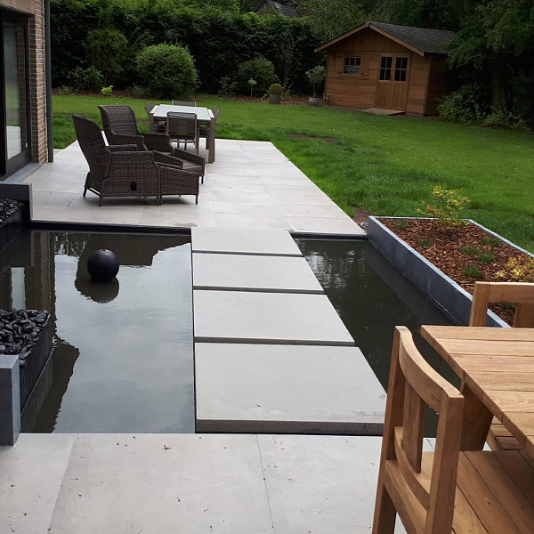 <h1><strong>Marlux Designtegel Concrete Natural Grey</strong></h1><p>Betonlook: sterk materiaal voor een strak uitzicht. Met Concrete ga je 100% voor de kracht van beton. Deze tegel is ideaal voor moderne bouwstijlen met hout of een industriële afwerking. Beton is poreus, wat het ook delicaat maakt, maar dat wordt perfect opgevangen door onze unieke M-Coat. Zo profiteer jij van een knap uitzicht op je vlekkeloze terras.</p><h2><strong>M-Coat: een extra beschermlaag voor je terras</strong></h2><p>In 1973 ontwikkelden we in ons laboratorium in Tessenderlo een unieke coating om terrastegels langdurig te beschermen: de M-Coat. Vandaag produceren we al de 14de generatie van deze innovatieve beschermlaag. Met het oog op continue verbetering bereiden we intussen zelfs al de 15de generatie voor.</p><h2><strong>Hoe werkt het?</strong></h2><p>Onze M-Coat legt een dun en onzichtbaar beschermlaagje op je tegels. Dat zorgt voor een jarenlange bescherming, zonder nabehandeling. Alle tegels die geproduceerd worden in Tessenderlo krijgen trouwens ook een behandeling met Hydro-M, waardoor water minder doordringt. Je terrastegels zijn zo optimaal beschermd!</p><h2><strong>Wat zijn de voordelen?</strong></h2><ul>	<li>Onderhoudsvriendelijk: vocht, vet en vuil dringen niet in je tegels</li>	<li>Bescherming tegen vergroening</li>	<li>Minder gevoelig voor kalkuitbloei</li>	<li>Oorspronkelijke kleur blijft jaren behouden</li></ul><p> </p>