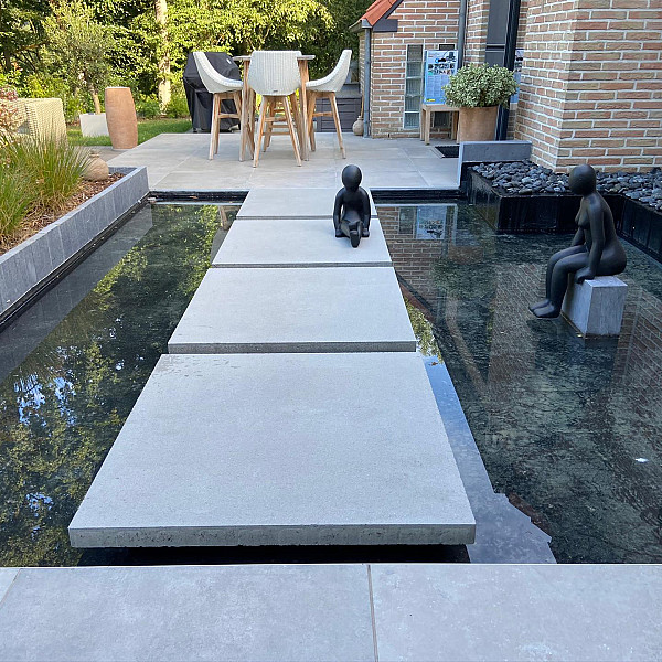 <h1><strong>Marlux Designtegel Concrete Natural Grey</strong></h1><p>Betonlook: sterk materiaal voor een strak uitzicht. Met Concrete ga je 100% voor de kracht van beton. Deze tegel is ideaal voor moderne bouwstijlen met hout of een industriële afwerking. Beton is poreus, wat het ook delicaat maakt, maar dat wordt perfect opgevangen door onze unieke M-Coat. Zo profiteer jij van een knap uitzicht op je vlekkeloze terras.</p><h2><strong>M-Coat: een extra beschermlaag voor je terras</strong></h2><p>In 1973 ontwikkelden we in ons laboratorium in Tessenderlo een unieke coating om terrastegels langdurig te beschermen: de M-Coat. Vandaag produceren we al de 14de generatie van deze innovatieve beschermlaag. Met het oog op continue verbetering bereiden we intussen zelfs al de 15de generatie voor.</p><h2><strong>Hoe werkt het?</strong></h2><p>Onze M-Coat legt een dun en onzichtbaar beschermlaagje op je tegels. Dat zorgt voor een jarenlange bescherming, zonder nabehandeling. Alle tegels die geproduceerd worden in Tessenderlo krijgen trouwens ook een behandeling met Hydro-M, waardoor water minder doordringt. Je terrastegels zijn zo optimaal beschermd!</p><h2><strong>Wat zijn de voordelen?</strong></h2><ul>	<li>Onderhoudsvriendelijk: vocht, vet en vuil dringen niet in je tegels</li>	<li>Bescherming tegen vergroening</li>	<li>Minder gevoelig voor kalkuitbloei</li>	<li>Oorspronkelijke kleur blijft jaren behouden</li></ul><p> </p>