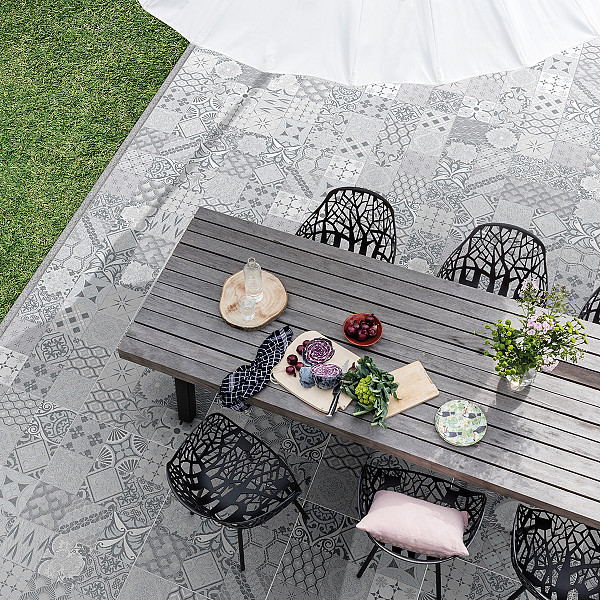 <h1><strong>Marlux Designtegel Mosaic Victoria</strong></h1><p>Combineer de looks van vroeger met het comfort van vandaag. Mosaic doet denken aan de cementtegeltjes van vroeger, maar heeft het comfort van een moderne betontegel. Met de verschillende warme en koele kleuren creëer je zowel landelijke als strakke buitenruimtes. Ideaal als accent, maar zeker ook een eyecatcher als volwaardig terras. .</p><h2><strong>M-Coat: een extra beschermlaag voor je terras</strong></h2><p>In 1973 ontwikkelden we in ons laboratorium in Tessenderlo een unieke coating om terrastegels langdurig te beschermen: de M-Coat. Vandaag produceren we al de 14de generatie van deze innovatieve beschermlaag. Met het oog op continue verbetering bereiden we intussen zelfs al de 15de generatie voor.</p><h2><strong>Hoe werkt het?</strong></h2><p>Onze M-Coat legt een dun en onzichtbaar beschermlaagje op je tegels. Dat zorgt voor een jarenlange bescherming, zonder nabehandeling. Alle tegels die geproduceerd worden in Tessenderlo krijgen trouwens ook een behandeling met Hydro-M, waardoor water minder doordringt. Je terrastegels zijn zo optimaal beschermd!</p><h2><strong>Wat zijn de voordelen?</strong></h2><ul>	<li>Onderhoudsvriendelijk: vocht, vet en vuil dringen niet in je tegels</li>	<li>Bescherming tegen vergroening</li>	<li>Minder gevoelig voor kalkuitbloei</li>	<li>Oorspronkelijke kleur blijft jaren behouden</li></ul>