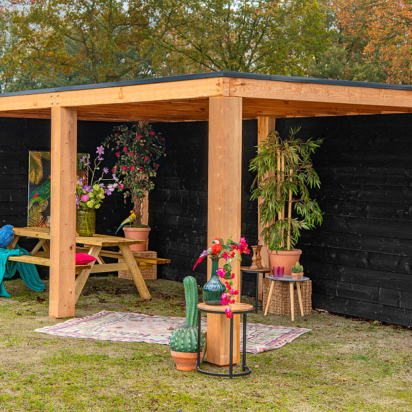 <p><strong>JWOODS Buitenverblijf XL 600x314cm Geschaafd</strong></p><p>Voor een voordelige prijs een prachtige overkapping in je tuin plaatsen? Dat kan met een JWOODS Buitenverblijf, een goedkope terrasoverkapping, samengesteld als ‘doe het zelf bouwpakket’. Het grote voordeel van het JWOODS concept zit hem in de prijs, welke een stuk voordeliger is in vergelijking met een prefab pakket. Uit onze voorraad tuintimmerhout stellen we een bouwpakket samen uit de beste naaldhoutsoorten, zoals Lariks, Douglashout en Redwood. Bij aanschaf wordt je uiteraard voorzien van een duidelijke opbouwinstructie.  </p><p><strong>Doe het zelf bouwpakket</strong></p><p>Het doe het zelf pakket wordt compleet geleverd inclusief dakbedekking, stadsuitloop, bevestigingsmaterialen etc. Wil je exact weten waar het pakket uit bestaat? Scroll dan naar beneden voor de complete materialenlijst. Betonpoeren, EPDM pakket, een hemelwater afvoerset, een dakverankeringset en ventilatieroosters zijn optioneel en kunnen besteld worden bij de extra opties.</p><p><strong>Fundering Overkapping</strong></p><p>Voor een solide constructie monteer je de palen op betonpoeren. Rondom de poeren stort je (snel)beton. De getoonde maten zijn de funderingsmaten. Het dak overstek is standaard 30 cm diep en 5 cm in de breedte. Betonpoeren zijn in verschillende uitvoeringen verkrijgbaar. Wij raden de betonpoer de luxe 22x22x40 cm van harte aan.</p><p><strong>Overkapping van Lariks Douglashout en Redwood</strong></p><p>Een JWOODS Buitenverblijf wordt samengesteld uit Douglashout en Redwood hout.<br /><br />Douglas/Lariks is een prachtig duurzaam materiaal. Het heeft een mooie rood/oranje gevlamde kleur. Binnen het assortiment kan je kiezen uit "geschaafd" of "fijnbezaagd" douglas hout. Geschaafde materialen hebben een zacht en glad oppervlak. De geschaafde materialen zijn zeer maatvast door het drogen van het hout. Door uitdroging van Douglas hout is er wel kans op scheurvorming in palen of planken, dit doet echter niets af aan de kwaliteit van het hout. De fijnbezaagde materialen zijn wat ruwer aan oppervlak en de kopkanten kunnen wat splinterig zijn. Fijnbezaagd hout word vers gezaagd en kan na indrogen wat minder maatvast zijn. Ook kan er op fijnbezaagd materiaal schimmelvorming ontstaan.</p><p>JWOODS RedWood is een PEFC/FSC gekeurd, geïmpregneerd naaldhoutproduct met een warme, roodroze uitstraling. RedWood heeft dezelfde warme, authentieke uitstraling als douglashout én het behoudt lang zijn kleur. Het is daarmee een prachtig alternatief voor Douglashout.</p><p><strong>Dakbedekking</strong></p><p>Een JWOODS Buitenverblijf wordt geleverd inclusief dakbedekking voor het platte dak. De optie EPDM rubberfolie wordt compleet op maat aangeleverd met EPDM lijm. Voor de afvoer van het hemelwater wordt een vierkante stadsuitloop meegeleverd.</p><p><strong>Onderhoud Overkapping</strong></p><p>Een JWOODS Buitenverblijf behoeft weinig onderhoud. Echter raden wij aan om het hout te behandelen met de producten van Hermadix. Voordelen:</p><ul>	<li>​​​​​​​Verlengt de levensduur van het hout</li>	<li>Beschermt het hout tegen krimpen, zwellen, kromtrekken en scheuren door uitdroging en vocht</li>	<li>Behoudt de mooie kleur en gaat het natuurlijke vergrijzingsproces tegen</li>	<li>Beschermt u het hout tegen UV-straling, vocht, schimmels en houtrot</li></ul><p>Voor een voordelige prijs een prachtige overkapping in je tuin plaatsen? Dat kan met een JWOODS Buitenverblijf, een goedkope terrasoverkapping, samengesteld als ‘doe het zelf bouwpakket’. Het grote voordeel van het JWOODS concept zit hem in de prijs, welke een stuk voordeliger is in vergelijking met een prefab pakket. Uit onze voorraad tuintimmerhout stellen we een bouwpakket samen uit de beste naaldhoutsoorten, zoals Lariks, Douglashout en Redwood. Bij aanschaf wordt je uiteraard voorzien van een duidelijke opbouwinstructie.  </p>