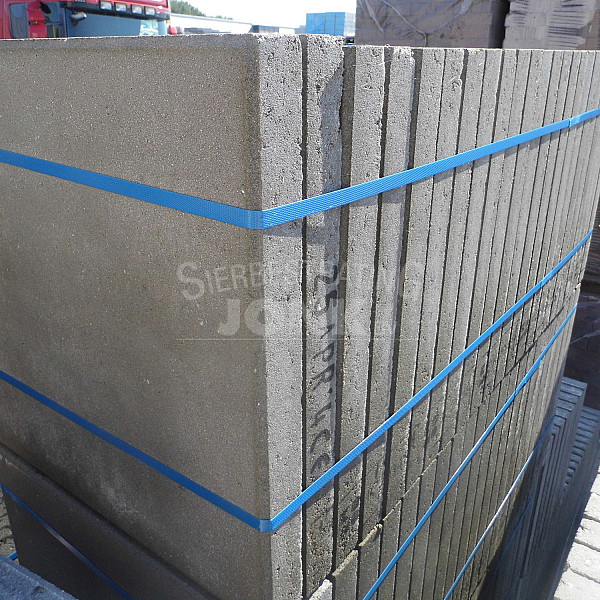 <p><strong>Groot assortiment betontegels</strong></p><p>De betontegel is de voorloper van de sierbestrating. Het zijn de oudste tegels die we kennen en nog altijd een van de meest verkochte tegels. Betontegels zijn maatvast, tijdloos en goedkoop. Ze worden toegepast in tuinen maar ook in openbare bestrating. De tegels zijn verkrijgbaar in verschillende formaten van 15x30 cm tot 60x60 cm.</p><p>Het assortiment betontegels bevat verschillende formaten:</p><p><strong>15x30 cm betontegels</strong></p><p>Betontegels van 15x30x4,5 cm worden in de volksmond ook wel ‘halve’ tegels genoemd. Ze worden namelijk voornamelijk gebruikt in combinatie met de 30x30 tegel. Leg je de tegels in halfsteenverband dan hoef je dankzij de 15x30 tegel niet te zagen.</p><p><strong>30x30cm betontegels</strong></p><p>De 30x30 tegel staat ook wel bekend als stoeptegel of als trottoirtegel. We lopen hier bijna dagelijks op. Kijkt maar eens naar de openbare bestrating nabij je huis. Grote kans dat dit een 30x30 betontegel is. </p><p><strong>50x50cm betontegels</strong></p><p>Het formaat 50x50 cm is de populairste maat betonnen tegels. De trendy kleur antraciet is één van de meest bekende siertegels die we kennen en nog altijd een van de meest verkochte siertegels. Omdat de betontegels zijn voorzien van een minimalistische vellingrand behoren randbeschadigingen tot het verleden en ogen ze modern en strak. Let op! Antraciet gekleurde betontegels zijn gemaakt op basis van natuurlijke kleurstoffen, hierdoor is de kans aanwezig dat er tijdelijk een kalkuitbloei op de tegels zichtbaar is. </p><p><strong>40x60cm betontegels</strong></p><p>Een veel gebruikte verband met 40x60 tegels is een molenwiekverband. Dit zijn 4 tegels van 40x60 met een 20x20 steen in het midden. Tevens wordt de 40x60 tegels ook veel gebruikt in blokverband of halfsteenverband.</p><p><strong>60x60cm betontegels</strong></p><p>Met een 60x60 terrastegel creëer je een rustig en ruimtelijk beeld in de tuin. Wil je een strakke tegel zonder facet? Kijk dan een naar de <a href=