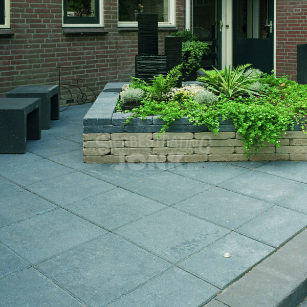 <h1><strong>Groot assortiment betontegels</strong></h1><p>De betontegel is de voorloper van de sierbestrating. Het zijn de oudste tegels die we kennen en nog altijd een van de meest verkochte tegels. Betontegels zijn maatvast, tijdloos en goedkoop. Ze worden toegepast in tuinen maar ook in openbare bestrating. De tegels zijn verkrijgbaar in verschillende formaten van 15x30 cm tot 60x60 cm.</p><p>Het assortiment betontegels bevat verschillende formaten:</p><h2><strong>15x30 cm betontegels</strong></h2><p>Betontegels van 15x30x4,5 cm worden in de volksmond ook wel ‘halve’ tegels genoemd. Ze worden namelijk voornamelijk gebruikt in combinatie met de 30x30 tegel. Leg je de tegels in halfsteenverband dan hoef je dankzij de 15x30 tegel niet te zagen.</p><h2><strong>30x30cm betontegels</strong></h2><p>De 30x30 tegel staat ook wel bekend als stoeptegel of als trottoirtegel. We lopen hier bijna dagelijks op. Kijkt maar eens naar de openbare bestrating nabij je huis. Grote kans dat dit een 30x30 betontegel is. </p><h2><strong>50x50cm betontegels</strong></h2><p>Het formaat 50x50 cm is de populairste maat betonnen tegels. De trendy kleur antraciet is één van de meest bekende siertegels die we kennen en nog altijd een van de meest verkochte siertegels. Omdat de betontegels zijn voorzien van een minimalistische vellingrand behoren randbeschadigingen tot het verleden en ogen ze modern en strak. Let op! Antraciet gekleurde betontegels zijn gemaakt op basis van natuurlijke kleurstoffen, hierdoor is de kans aanwezig dat er tijdelijk een kalkuitbloei op de tegels zichtbaar is. </p><h2><strong>40x60cm betontegels</strong></h2><p>Een veel gebruikte verband met 40x60 tegels is een molenwiekverband. Dit zijn 4 tegels van 40x60 met een 20x20 steen in het midden. Tevens wordt de 40x60 tegels ook veel gebruikt in blokverband of halfsteenverband.</p><h2><strong>60x60cm betontegels</strong></h2><p>Met een 60x60 terrastegel creëer je een rustig en ruimtelijk beeld in de tuin. Wil je een strakke tegel zonder facet? Kijk dan een naar de <a href=