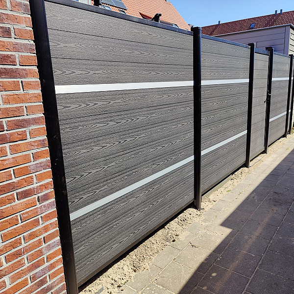 <h1><strong>Unique composiet schutting</strong></h1><p>Met de Unique Composiet Schutting maakt u in een handomdraai een luxe, strakke en vooral duurzame tuinafscheiding. Het systeem bestaat uit zwarte aluminium palen in combinatie met stapelbare composiet planken, een trellis of aluminium decoratielijsten. Met de losse onderdelen is het mogelijk om naar eigen inzicht een modulaire afscheiding met verschillende hoogtes en breedtes te maken.<br /><br />De planken zijn samengesteld uit een combinatie van FSC gecertificeerd hout(vezels) en gerecycled gecertificeerd HDPE kunststof. Dit composiet is duurzaam, water- en vochtbestendig en eenvoudig in onderhoud. De houtnerfstructuur zorgt voor een natuurlijke uitstraling.</p><p>Dit type tuinscherm bestaat uit 11 hout/kunststof composiet planken, 1 aluminium afdeklijst, 1 aluminium onderligger, 2 aluminium decolijsten en wordt geleverd exclusief palen en L-steunen.</p>