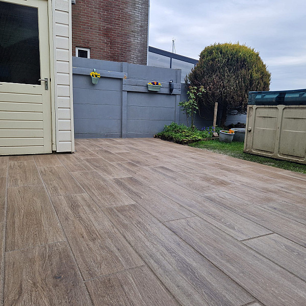 <h1><strong>GeoProArte Wood</strong></h1><p>Hout brengt warmte en leven in de tuin. De serie ‘Wood’ biedt een onderhoudsvriendelijk alternatief. Het ziet er uit, én het voelt als hout door de speciale nerftextuur! Het mooie design is perfect beschermd tegen alle mogelijke weersomstandigheden en kan tegen een stootje. Een terras aanleggen met GeoProArte® in plankformaat is veel eenvoudiger dan van echt hout, bovendien onderhoudsvriendelijk én kent een lange levensduur.</p><h2><strong>Tegels met digitale toplaag</strong></h2><p>Het uiterlijk van sierbestrating zal nooit meer vanzelfsprekend zijn. GeoProArte® gaat de verwachtingen die je van sierbestrating hebt transformeren.  Deze sierbestratingscategorie maakt levensechte designs mogelijk dankzij een innovatieve, digitale toplaag. Daarbij is de hele range aan tegels veelzijdig toepasbaar dankzij de oersterke betonnen drager. GeoProArte® tegels zijn duurzaam en onderhoudsvriendelijk dankzij de unieke verzegeling met Factor 90: de ultieme designtegel van de toekomst!</p><h2><strong>Tegels met beschermlaag</strong></h2><p>Een belangrijk onderdeel van een GeoProArte® is de onberispelijke kwaliteit en het onderhoudsgemak. Daar ligt dan ook een groot deel van deze tegelserie: Het duurzaam beschermen van de designs middels Protection Plus Factor 90. Deze 4-voudige beschermlaag vereeuwigt elk ontwerp en maakt de tegels bestendiger. Zo zijn ze beschermd tegen alle weersomstandigheden en maken vloeistoffen, vetten en zuren nagenoeg geen kans een blijvende indruk achter te laten. De hele range van GeoProArte® is hierdoor ook nog eens eenvoudig te reinigen terwijl deze welhaast ongevoelig is voor verkleuringen. Deze verzegeling loopt onzichtbaar mee met de kwaliteit van de designs.</p><h2><strong>Designtegels</strong></h2><p>GeoProArte® is een innovatieve sierbestratingscategorie op zichzelf. Nieuwe technieken stellen ons in staat te ontwerpen op een manier die eerder niet mogelijk was. Levensechte nuances en eigenheden die ontsprongen zijn aan de natuur, kunnen wij nu duurzaam verbinden met onze solide tuintegels. Zo biedt de huidige range een aantal niet van echt te onderscheiden natuurlooks zoals die van hout-, quartz- en hardsteen. Maar ook uitgesproken (industriële), authentieke looks en zelfs gevarieerde mozaïek designs. De digitale toplaag bindt zich prachtig met de betonnen textuur en het onderscheid tussen digitaal en 'echt' behoort tot het verleden.</p>