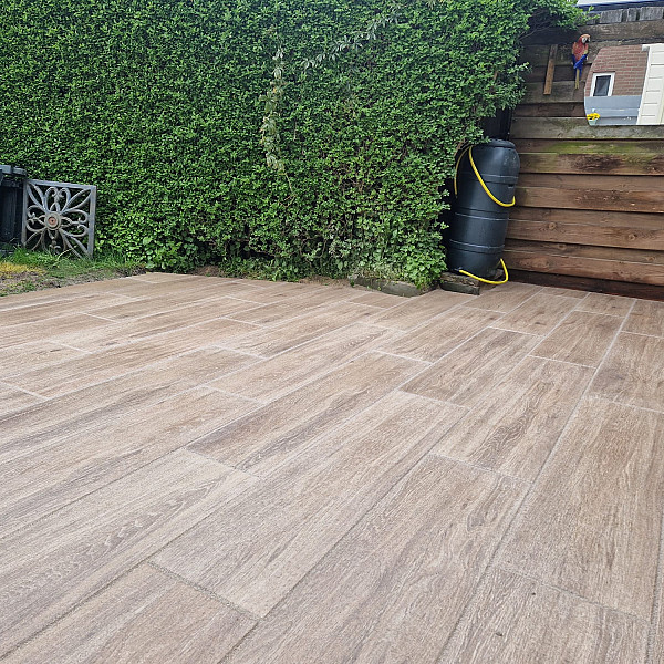 <h1><strong>GeoProArte Wood</strong></h1><p>Hout brengt warmte en leven in de tuin. De serie ‘Wood’ biedt een onderhoudsvriendelijk alternatief. Het ziet er uit, én het voelt als hout door de speciale nerftextuur! Het mooie design is perfect beschermd tegen alle mogelijke weersomstandigheden en kan tegen een stootje. Een terras aanleggen met GeoProArte® in plankformaat is veel eenvoudiger dan van echt hout, bovendien onderhoudsvriendelijk én kent een lange levensduur.</p><h2><strong>Tegels met digitale toplaag</strong></h2><p>Het uiterlijk van sierbestrating zal nooit meer vanzelfsprekend zijn. GeoProArte® gaat de verwachtingen die je van sierbestrating hebt transformeren.  Deze sierbestratingscategorie maakt levensechte designs mogelijk dankzij een innovatieve, digitale toplaag. Daarbij is de hele range aan tegels veelzijdig toepasbaar dankzij de oersterke betonnen drager. GeoProArte® tegels zijn duurzaam en onderhoudsvriendelijk dankzij de unieke verzegeling met Factor 90: de ultieme designtegel van de toekomst!</p><h2><strong>Tegels met beschermlaag</strong></h2><p>Een belangrijk onderdeel van een GeoProArte® is de onberispelijke kwaliteit en het onderhoudsgemak. Daar ligt dan ook een groot deel van deze tegelserie: Het duurzaam beschermen van de designs middels Protection Plus Factor 90. Deze 4-voudige beschermlaag vereeuwigt elk ontwerp en maakt de tegels bestendiger. Zo zijn ze beschermd tegen alle weersomstandigheden en maken vloeistoffen, vetten en zuren nagenoeg geen kans een blijvende indruk achter te laten. De hele range van GeoProArte® is hierdoor ook nog eens eenvoudig te reinigen terwijl deze welhaast ongevoelig is voor verkleuringen. Deze verzegeling loopt onzichtbaar mee met de kwaliteit van de designs.</p><h2><strong>Designtegels</strong></h2><p>GeoProArte® is een innovatieve sierbestratingscategorie op zichzelf. Nieuwe technieken stellen ons in staat te ontwerpen op een manier die eerder niet mogelijk was. Levensechte nuances en eigenheden die ontsprongen zijn aan de natuur, kunnen wij nu duurzaam verbinden met onze solide tuintegels. Zo biedt de huidige range een aantal niet van echt te onderscheiden natuurlooks zoals die van hout-, quartz- en hardsteen. Maar ook uitgesproken (industriële), authentieke looks en zelfs gevarieerde mozaïek designs. De digitale toplaag bindt zich prachtig met de betonnen textuur en het onderscheid tussen digitaal en 'echt' behoort tot het verleden.</p>