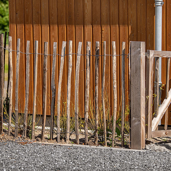 <h1><strong>Engelse kastanjehekwerk op rol</strong></h1><p>Engels kastanjehekwerk, ook wel bekend als "Chestnut fencing" in het Engels, is een type hekwerk dat wordt gemaakt van kastanjehout. Het is een populaire keuze voor omheiningen en afrasteringen in landelijke en tuinomgevingen.</p><p>Kastanjehout heeft van nature duurzame eigenschappen, waardoor het zeer geschikt is voor buitengebruik. Het hout is van nature bestand tegen rot, schimmels en insecten, waardoor behandeling met chemische middelen niet nodig is. Dit maakt kastanjehekwerk een milieuvriendelijke en onderhoudsarme optie.</p><p>Engels kastanjehekwerk wordt vaak gebruikt voor het omheinen van tuinen, weilanden, parken en landelijke gebieden. Het heeft een natuurlijke uitstraling die goed past bij landschappelijke omgevingen. Daarnaast biedt het hekwerk privacy en kan het dienen als afschrikmiddel voor dieren.</p><p>Het installeren van Engels kastanjehekwerk vereist enige vaardigheid en gereedschap, maar het is over het algemeen een relatief eenvoudig proces. Het hekwerk kan worden aangepast aan de specifieke behoeften en afmetingen van het terrein.</p><p>Al met al is Engels kastanjehekwerk een aantrekkelijke en functionele keuze voor mensen die op zoek zijn naar een duurzaam en natuurlijk ogend hekwerk voor hun buitenruimtes.</p><h2>Productbeschrijving</h2><p>Houtsoort: Kastanje</p><p>Behandeling: Onbehandeld</p><p>Afwerking: Geschild</p><p>Breedte: 460 cm.</p><p>Hoogte: 180 cm.</p><p>Aantal draden: 3</p><p>Latafstand: 5 cm.</p><p>Horizontaal toepasbaar: Nee</p>