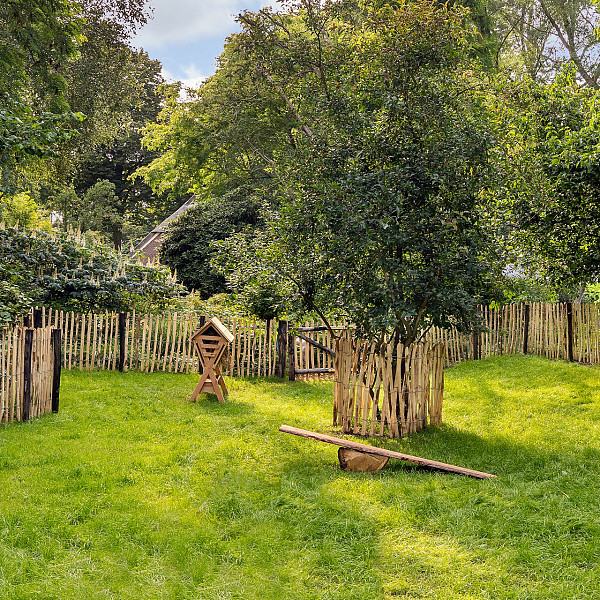 <h1><strong>Engelse kastanjehekwerk op rol</strong></h1><p>Engels kastanjehekwerk, ook wel bekend als "Chestnut fencing" in het Engels, is een type hekwerk dat wordt gemaakt van kastanjehout. Het is een populaire keuze voor omheiningen en afrasteringen in landelijke en tuinomgevingen.</p><p>Kastanjehout heeft van nature duurzame eigenschappen, waardoor het zeer geschikt is voor buitengebruik. Het hout is van nature bestand tegen rot, schimmels en insecten, waardoor behandeling met chemische middelen niet nodig is. Dit maakt kastanjehekwerk een milieuvriendelijke en onderhoudsarme optie.</p><p>Engels kastanjehekwerk wordt vaak gebruikt voor het omheinen van tuinen, weilanden, parken en landelijke gebieden. Het heeft een natuurlijke uitstraling die goed past bij landschappelijke omgevingen. Daarnaast biedt het hekwerk privacy en kan het dienen als afschrikmiddel voor dieren.</p><p>Het installeren van Engels kastanjehekwerk vereist enige vaardigheid en gereedschap, maar het is over het algemeen een relatief eenvoudig proces. Het hekwerk kan worden aangepast aan de specifieke behoeften en afmetingen van het terrein.</p><p>Al met al is Engels kastanjehekwerk een aantrekkelijke en functionele keuze voor mensen die op zoek zijn naar een duurzaam en natuurlijk ogend hekwerk voor hun buitenruimtes.</p><h2>Productbeschrijving</h2><p>Houtsoort: Kastanje</p><p>Behandeling: Onbehandeld</p><p>Afwerking: Geschild</p><p>Breedte: 460 cm.</p><p>Hoogte: 90 cm.</p><p>Aantal draden: 2</p><p>Latafstand: 5 cm.</p><p>Horizontaal toepasbaar: Nee</p>