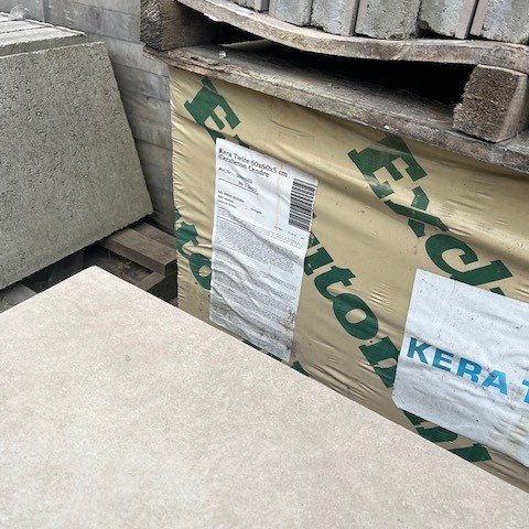 <h1><strong>Kera Twice</strong></h1><p>Keramische tegels van 60x60x1 centimeter onverwoestbaar gehecht op gerecycled keramisch materiaal. Sterk, prachtig en ook nog eens zeer milieuvriendelijk. Doordat onze Kera Twice 4 centimeter dik is kunnen deze tegels verwerkt worden op een standaard zandbed, dit in tegenstelling tot keramische tegels van 2 centimeter dikte die op een speciaal opgebouwde ondergrond moeten worden verwerkt wat de kosten van aanleg aanzienlijk verhoogt. Onze Kera Twice is dus niet alleen vriendelijk voor het milieu maar ook nog eens vriendelijk voor je portemonnee! </p><h2><strong>Weinig onderhoud en veel gebruiksgemak</strong></h2><p>Uiteraard vraagt jetuin altijd onderhoud. In de tuin werken wordt ook als ontspannend ervaren. Maar valt het schoonmaken van het terras daar voor jou ook onder? Dan is het prettig te weten dat je nu een keuze kunt maken waarvan je zeker geen spijt zult krijgen. Met een terras van Kera Twice kies je voor maximaal gebruiksgemak.<br /> </p><ul>	<li>Vlek- en zuurbestendig</li>	<li>Eenvoudig schoon te maken</li>	<li>Minder snel groene (gladde) aanslag</li>	<li>Hoge stroefheid, ook bij regen</li>	<li>Duurzaam en blijvend mooi</li>	<li>Krasbestendig</li>	<li>Gegarandeerd kleurvast</li>	<li>Slijtvaste keramische toplaag</li>	<li>Bestand tegen hitte en vorst</li></ul><h2><strong>Besparing op aanlegkosten</strong></h2><p>Anders dan bij ‘normaal’ keramiek, is de speciale fundering die nodig is voor een stabiel terras eigenlijk al bevestigd aan de keramische tegels. Hierdoor is Kera Twice snel te leggen. Niet alleen bespaar je op de kosten van de fundering, je bespaart ook op de arbeidsuren die nodig zijn om een fundering te maken. Dat hebben wij immers al voor je gedaan!<br /> </p><ul>	<li>Tegels zijn altijd maatvast</li>	<li>Te leggen op een zandbed</li>	<li>Geschikt voor iedere bodemsoort</li>	<li>Perfecte voegen door afstandhouders</li>	<li>Te gebruiken met standaard inveegzand of kant en klare voegmortel</li></ul><h2><strong>Zandbed als ondergrond</strong></h2><p>Het unieke van Kera Twice is dat je deze direct op het geprepareerde zandbed kunt leggen. Er is geen speciale fundering noodzakelijk en eigenlijk geschikt voor elke bodemsoort. Het leggen gaat snel en door de speciale geïntegreerde afstandshouders krijg je perfecte voegen. Iedere vakman of ervaren doe-het-zelver kan hiermee uit de voeten.</p><h2><strong>Cerabeton</strong></h2><p>Betonlook tegels behoren tot één van de nieuwste trends! Ze zijn veel terug te zien in diverse woonprogramma's. Dit komt mede doordat deze tegels ideaal te combineren zijn en een exclusief en tijdloos karakter geven aan iedere buitenruimte.</p>