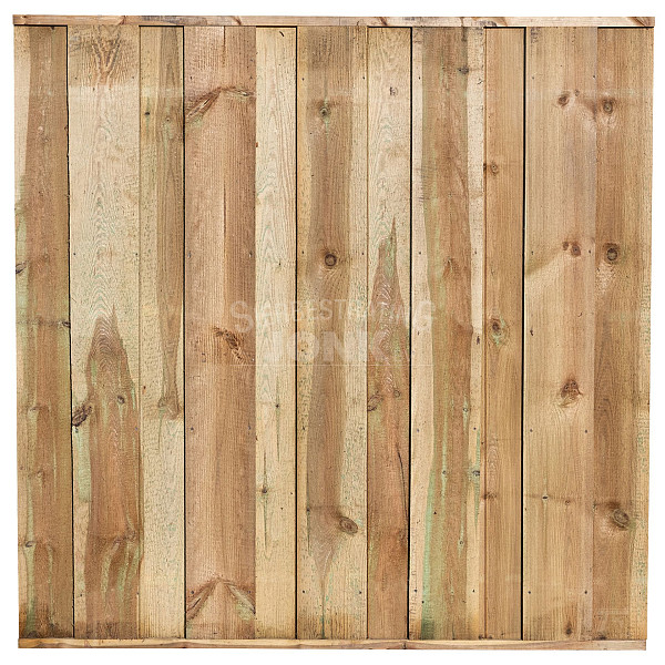 <h1><strong>Tuinscherm Losser</strong></h1><p>Grenenhout is een veelvoorkomend type hout dat afkomstig is van de groep naaldbomen die behoren tot het geslacht Pinus. Het wordt gewaardeerd om zijn veelzijdigheid, beschikbaarheid en relatieve betaalbaarheid. Hier zijn enkele kenmerken en toepassingen van grenenhout:</p><p>-  Eigenschappen: Grenenhout heeft meestal een lichte kleur, variërend van witachtig tot gelig bruin. Het heeft een fijne nerf en een gelijkmatige textuur. Grenenhout is over het algemeen een zacht hout, wat betekent dat het gemakkelijk te bewerken en te vormen is. Het heeft echter wel de neiging om gevoelig te zijn voor deuken en krassen, vanwege de relatieve zachtheid.</p><p>-  Duurzaamheid: Grenenhout is minder duurzaam dan sommige andere houtsoorten, zoals douglashout. Het heeft de neiging om gevoeliger te zijn voor insectenplagen en rot, vooral als het wordt blootgesteld aan vochtige omstandigheden. Om de duurzaamheid te verbeteren, kan grenenhout behandeld worden met beits, verf of houtbeschermingsmiddelen.</p><p>-  Behandeling en afwerking: Grenenhout kan mooi worden afgewerkt en gebeitst om de natuurlijke uitstraling te behouden of om een andere kleur te krijgen. Het hout absorbeert vlekken goed, waardoor het gemakkelijk is om de gewenste afwerking te bereiken. Daarnaast kan het ook worden geschilderd in verschillende kleuren om bij de gewenste stijl te passen.</p><h2>Productbeschrijving</h2><p>Houtsoort: Grenen</p><p>Afwerking: Fijnbezaagd</p><p>Behandeling: Geïmpregneerd</p><p>Materiaal: Hout</p><p>Keurmerk: Pefc</p><p>Breedte: 180 cm.</p><p>Hoogte: 180 cm.</p><p>Dicht scherm: Ja</p><p>Aantal planken: 11</p><p>Bevestigingsmethode: Rvs geschroefd</p><p>Horizontaal en verticaal toepasbaar (past horizontaal niet in een sleufpaal): Nee</p><p>Afmeting planken diepte: 1,8 cm.</p><p>Afmeting planken breedte: 20 cm.</p><p>Afmeting boven-/onderlat diepte: 2,8 cm.</p><p>Afmeting boven-/onderlat breedte: 3,6 cm.</p><p>Afmeting boven-/onderlat lengte: 180 cm.</p>