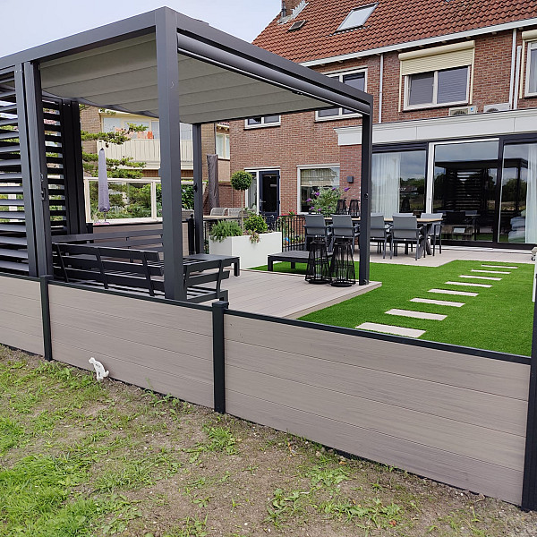 <h1><strong>Fortis Flex shutter paneel</strong></h1><p>Creëer sfeer met houten of aluminium lamellen.</p><p>Ze zorgen voor een fijne ambiance, voor privacy en houden de zon, wind en regen tegen. Maak een buitenverblijf compleet met het shuttersysteem 'Fortis' van Luxxout.</p><h2>Fortis Flex Alu:</h2><p>Van de Fortis Flex panelen zijn de lamellen kantelbaar. Vanaf een hoogte van 1,5 m. is het paneel in twee delen los van elkaar te draaien. Tussen deze delen zit een vast lamel gefixeerd. Door de hoge stevigheid van het aluminium kunnen de Fortis Alu panelen maar liefst 1,5 meter breed en 2,9 meter hoog geleverd worden.</p><h2>Fortis Flex Wood:</h2><p>Het Fortis Wood shutter paneel is opgebouwd uit een aluminium kader met lamellen van Fraké Noir. Fraké Noir wordt gewonnen in West Afrika. Dit hout wordt thermisch gemodificeerd. Hierdoor is het hout zeer duurzaam en stabiel. In de buitenlucht vergrijst Fraké Noir egaal. De panelen kunnen in een uiterste maat van 1 meter breed en 2,9 meter hoog geleverd worden. Het hout kan noesten, spint en kleine scheurtjes bevatten. Dit is een natuurlijke eigenschap die bij deze producten hoort en waarover geen garantie geldt. Ook kunnen de lamellen iets minder nauwkeurig sluiten.</p><h2>Afmetingen Fortis Flex:</h2><p>- De lamelmaat is 110 x 19 mm.</p><p>- Het kader aan de zijkant van de lamellen is altijd 40 x 80 mm.</p><p>- Het kader onder en boven kan variëren tussen 40 x 80 en 80 x 80 mm. Mogelijk wordt onderin een hoeklijn gebruikt.</p><p> </p><p> </p>