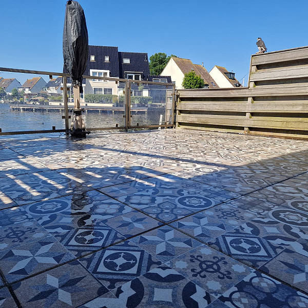 <h1><strong>GeoProArte Mosaic</strong></h1><p>Voor de liefhebbers van sfeervolle mediterrane dorpjes en dito bouwstijl. Als je wilt dat je eigen buiten je kan vervoeren naar zonnige oorden, dan is de serie Mosaic voor jou. Door de zachte kleurstellingen eenvoudig in te passen maar dan wel met ruimte voor karakter! Heel geschikt als je buiten dat vakantiegevoel zoekt! Ook ideaal als vloer onder de buitenkeuken. Vlekken poets je er namelijk zo weer af dankzij de bescherming met Factor 90!</p><h2><strong>Tegels met digitale toplaag</strong></h2><p>Het uiterlijk van sierbestrating zal nooit meer vanzelfsprekend zijn. GeoProArte® gaat de verwachtingen die je van sierbestrating hebt transformeren.  Deze sierbestratingscategorie maakt levensechte designs mogelijk dankzij een innovatieve, digitale toplaag. Daarbij is de hele range aan tegels veelzijdig toepasbaar dankzij de oersterke betonnen drager. GeoProArte® tegels zijn duurzaam en onderhoudsvriendelijk dankzij de unieke verzegeling met Factor 90: de ultieme designtegel van de toekomst!</p><h2><strong>Tegels met beschermlaag</strong></h2><p>Een belangrijk onderdeel van een GeoProArte® is de onberispelijke kwaliteit en het onderhoudsgemak. Daar ligt dan ook een groot deel van deze tegelserie: Het duurzaam beschermen van de designs middels Protection Plus Factor 90. Deze 4-voudige beschermlaag vereeuwigt elk ontwerp en maakt de tegels bestendiger. Zo zijn ze beschermd tegen alle weersomstandigheden en maken vloeistoffen, vetten en zuren nagenoeg geen kans een blijvende indruk achter te laten. De hele range van GeoProArte® is hierdoor ook nog eens eenvoudig te reinigen terwijl deze welhaast ongevoelig is voor verkleuringen. Deze verzegeling loopt onzichtbaar mee met de kwaliteit van de designs.</p><h2><strong>Designtegels</strong></h2><p>GeoProArte® is een innovatieve sierbestratingscategorie op zichzelf. Nieuwe technieken stellen ons in staat te ontwerpen op een manier die eerder niet mogelijk was. Levensechte nuances en eigenheden die ontsprongen zijn aan de natuur, kunnen wij nu duurzaam verbinden met onze solide tuintegels. Zo biedt de huidige range een aantal niet van echt te onderscheiden natuurlooks zoals die van hout-, quartz- en hardsteen. Maar ook uitgesproken (industriële), authentieke looks en zelfs gevarieerde mozaïek designs. De digitale toplaag bindt zich prachtig met de betonnen textuur en het onderscheid tussen digitaal en 'echt' behoort tot het verleden.</p>