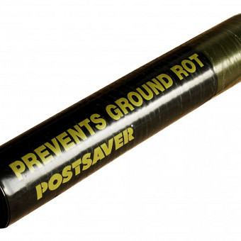 <h1>Postsaver wrap & tack (op rol)</h1><p>Houten palen rotten altijd net boven / net onder de grond, terwijl de rest van de paal nog in perfecte staat is. De Postsaver paalbeschermer voorkomt dit probleem en verdubbelt de levensduur van geïmpregneerde palen.</p><p> </p><p>Postsaver stappenplan:</p><p>Stap 1: Positioneer de Postsaver om de paal en laat hem 5 cm bovengronds uitsteken.</p><p>Stap 2: Gebruik een gasbrander om de Postsaver om de paal te krimpen. Houd de vlam op 30 - 40 cm afstand voor een goede hechting met het hout.</p><p>Stap 3: Pas voor gevlakte palen een natte verfrollerop de Postsaver toe meteen na het verhitten van het product.</p><p> </p><p> </p>