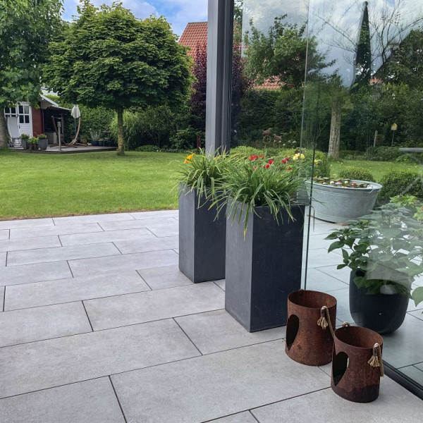 <h1><strong>Industriële Elegantie: Keramische Tegels met Betonlook voor jouw tuin en terras</strong></h1><p>Geef je buitenruimte een eigentijdse uitstraling met onze keramische tegels met betonlook. Ontdek de perfecte balans tussen industriële robuustheid en tijdloze elegantie, terwijl je de mogelijkheid hebt om jouw persoonlijke stempel te drukken met unieke motief tegels.</p><p><strong>1. Urban Chic Design:</strong> Breng de stedelijke elegantie naar je tuin en terras met onze keramische tegels die de industriële uitstraling van beton nabootsen. Deze tegels voegen een modern en eigentijds element toe aan je buitenruimte, terwijl ze tegelijkertijd een warme en uitnodigende sfeer behouden.</p><p><strong>2. Duurzaamheid en Onderhoudsgemak:</strong> Geniet van de esthetiek van beton zonder de nadelen. Onze keramische tegels zijn duurzaam, bestand tegen weersinvloeden en vereisen minimaal onderhoud. Zo kun je onbezorgd genieten van je tuin en terras, wetende dat de betonlook langdurig behouden blijft.</p><p><strong>3. Veelzijdigheid in Ontwerp:</strong> Of je nu kiest voor een strakke, moderne uitstraling of een meer eclectische benadering, de betonlook biedt veelzijdigheid in ontwerp. Combineer de tegels met natuurlijke elementen, moderne meubels of levendige planten om een buitenruimte te creëren die zowel eigentijds als uitnodigend is.</p><p><strong>4. Tijdloze Moderniteit:</strong> Ga voor een tijdloze esthetiek met een moderne twist. De betonlook geeft je tuin en terras een eigentijdse uitstraling die de tand des tijds doorstaat. Geniet van de perfecte combinatie van functionaliteit en stijl, terwijl je buitenruimte transformeert tot een ware oase van moderniteit.</p><p>Upgrade je buitenleven met de industriële elegantie van keramische tegels met betonlook. Maak van je tuin en terras een verlengstuk van je persoonlijkheid en geniet van een buitenruimte die zowel verfijnd als uniek is.</p><h2><strong>Cerasun, de innovatieve keramiek-beton-verbinding</strong></h2><p>Geeft u de voorkeur aan robuust en solide of chique en gemakkelijk schoon te maken? Zodat u niet hoeft te kiezen, hebben wij voor u gewoon de voordelen van beton met die van een keramische tegel samengebracht. Onze unieke CERASUN-tegels bieden u het beste van beide werelden!</p><h2><strong>Redsun biedt een uitgebreid assortiment Cerasun</strong></h2><p>Geeft u de voorkeur aan robuust en solide of chique en gemakkelijk schoon te maken? Zodat u niet hoeft te kiezen, hebben wij voor u gewoon de voordelen van beton met die van een keramische tegel samengebracht. Onze unieke CERASUN-tegels bieden u het beste van beide werelden!</p><p>CERASUN is een hoogwaardige keramische tegel die permanent verbonden is met een betontegel. CERASUN-tegels zijn aanzienlijk goedkoper te verwerken dan traditionele keramische tegels, omdat ze niet in een met cement gemengde ondergrond gelegd hoeven te worden. Een ondergrond van zand of split, zoals gebruikelijk bij betontegels, is voldoende. Met ons uitgebreide assortiment bieden we CERASUN-tegels in verschillende designs zoals betonlook, houtlook of verschillende natuursteenlooks.</p><p>CERASUN bestaat uit een combinatie van 3 centimeter beton als basis laag en een toplaag van 1 centimeter keramiek. Dit zorgt voor een solide en duurzame constructie, waarbij het keramische oppervlak zorgt voor een chique uitstraling en gemakkelijk schoon te maken is. Daarnaast is CERASUN beschikbaar in verschillende afmetingen zoals 30x60cm, 40x80cm, en 60x60cm.</p><p>Dankzij het hoge gewicht van de CERASUN-tegels kunnen ze worden gelegd met een flexibele, waterdoorlatende voeg. Dit voorkomt het reinigen van voegen en het verwijderen van onkruid. CERASUN-tegels worden geproduceerd met afstandhouders om schade tijdens het transport te voorkomen.</p>