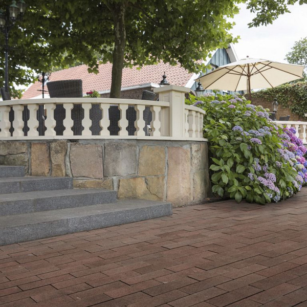 <h1><strong>Natura Stone Strak</strong></h1><p>De serie Natura Stone Strak van Red Sun lenen zich bij uitstek voor een tuin of terras. De stenen zijn voorzien van een natuursteen granulaat toplaag en maken ze daarmee kleurecht. De stenen zijn daarnaast nog voorzien van een sterk hydrofoob en krijgen tweemaal een impregneerbehandeling om ze onderhoudsvriendelijk te maken.</p><h2><strong>Retro</strong></h2><p>Door een speciale bewerking “hameren” krijgen de stenen een verouderde look. Ideaal voor een authentieke sfeer. De stenen worden hiermee niet nadelig beschadigd. De Retro versie is geschikt voor de oprit.</p><p>Deze stenen bevatten geen kunstmatige kleurstoffen, maar stralen van nature klasse en goede smaak uit. Geef uw terras een nobele en tijdloze uitstraling met deze 6 cm dikke klinkers. De stenen in deze collectie zijn gemaakt van authentieke natuursteen en blinken uit in hun hoge kleurvastheid.</p><ul>	<li>Waterafstotend dankzij impregnering</li>	<li>Gemaakt met natuursteen</li></ul>